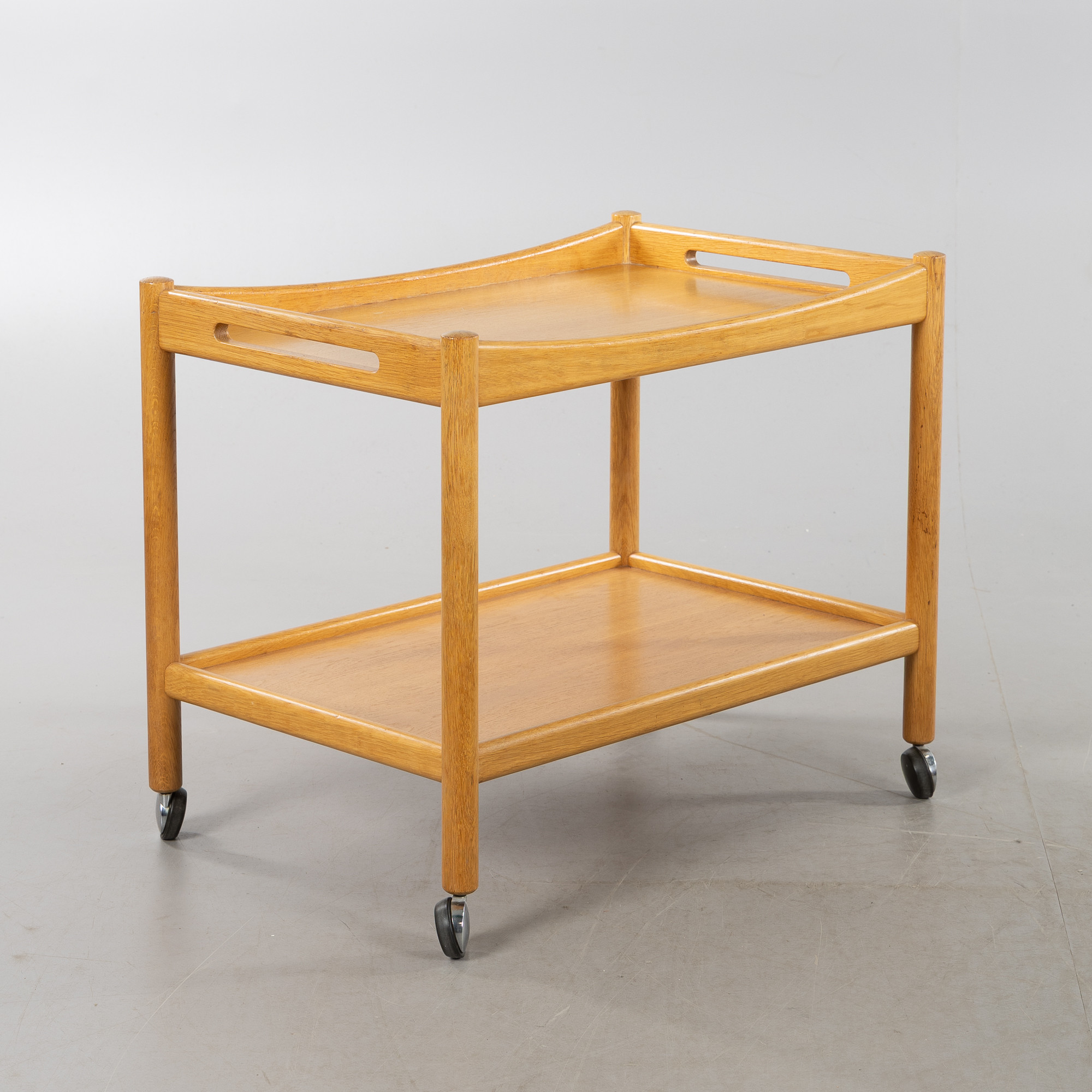 HANS J WEGNER. Serveringsvagn på hjul "AT-45", ek, PP Møbler, Danmark, 1960-tal.