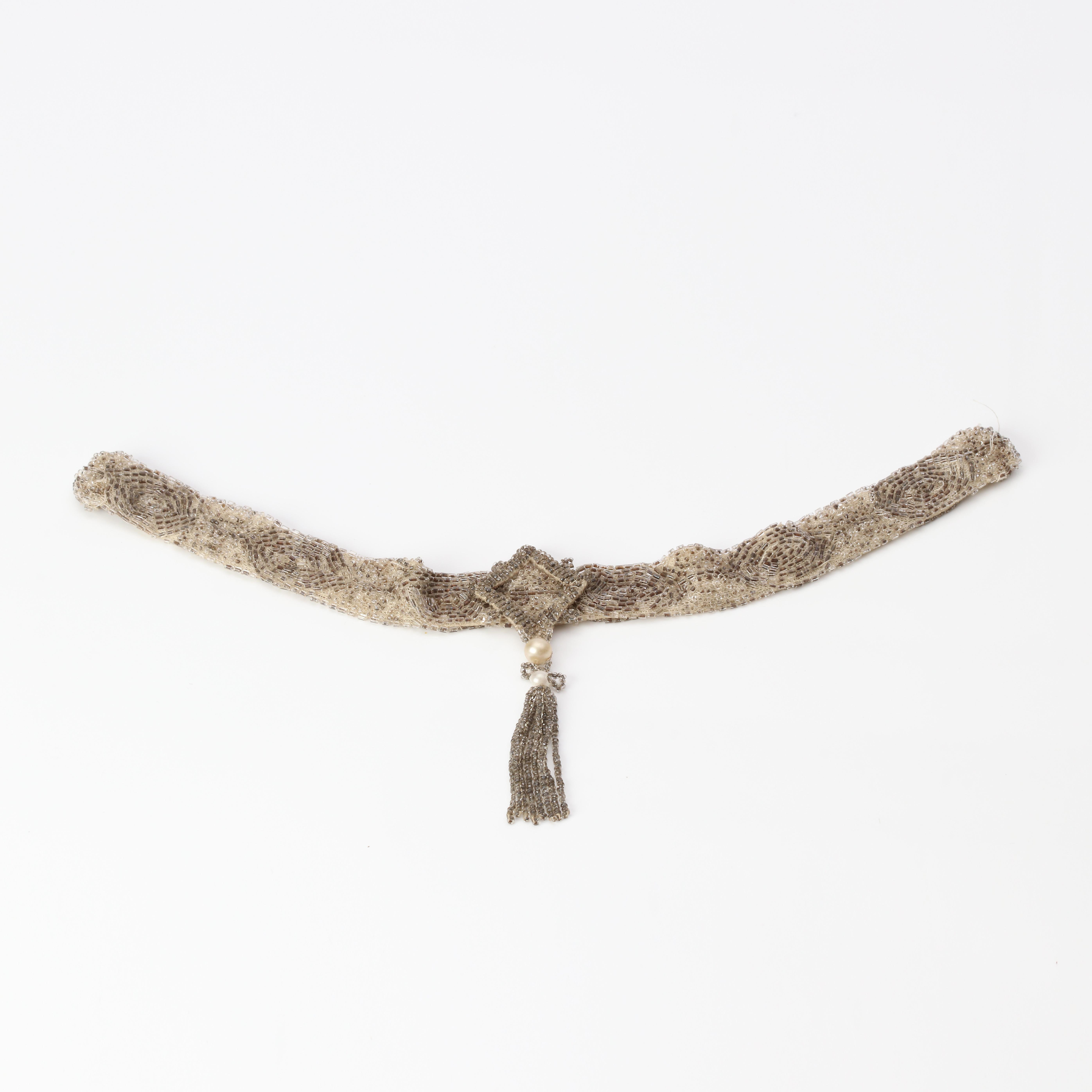 COLLIER S.K. CHOKER. Glaspärlor broderade på en nättextil, Art déco, 1920-tal.