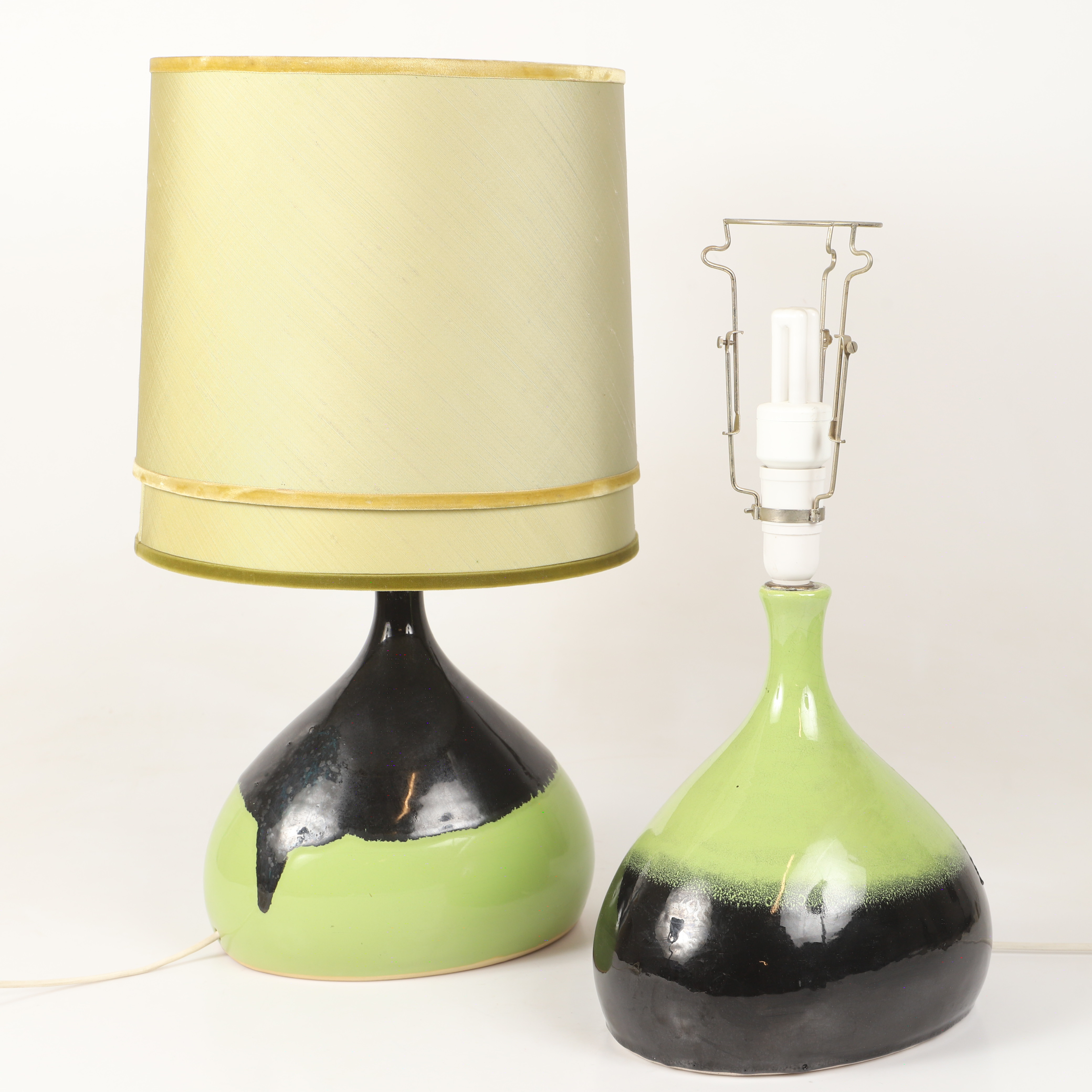 BJÖRN WIINBLAD. Bordslampor, 2 stycken, glaserad keramik med textilskärmar, Danmark.