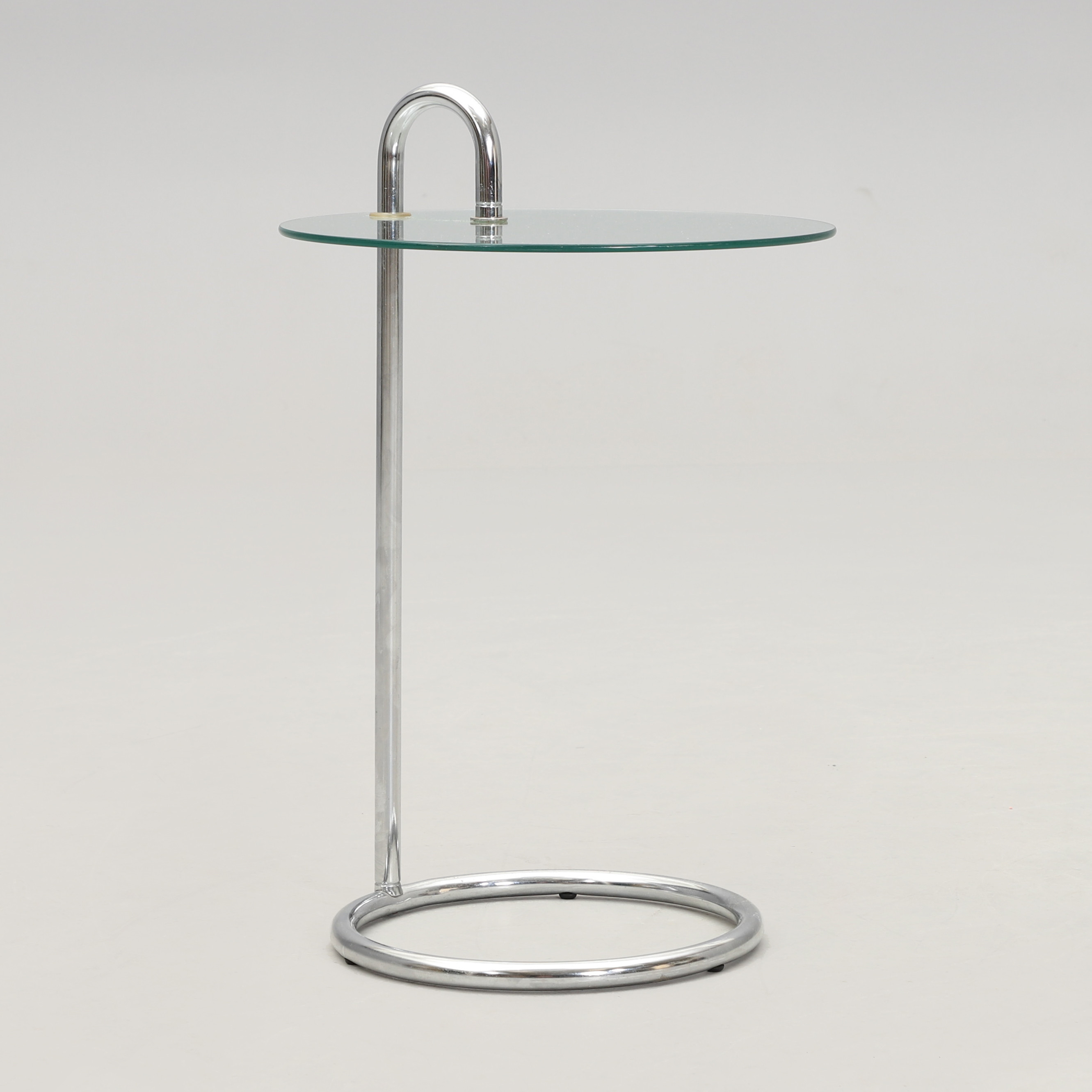 SIDOBORD, kromat stålrör och glas.