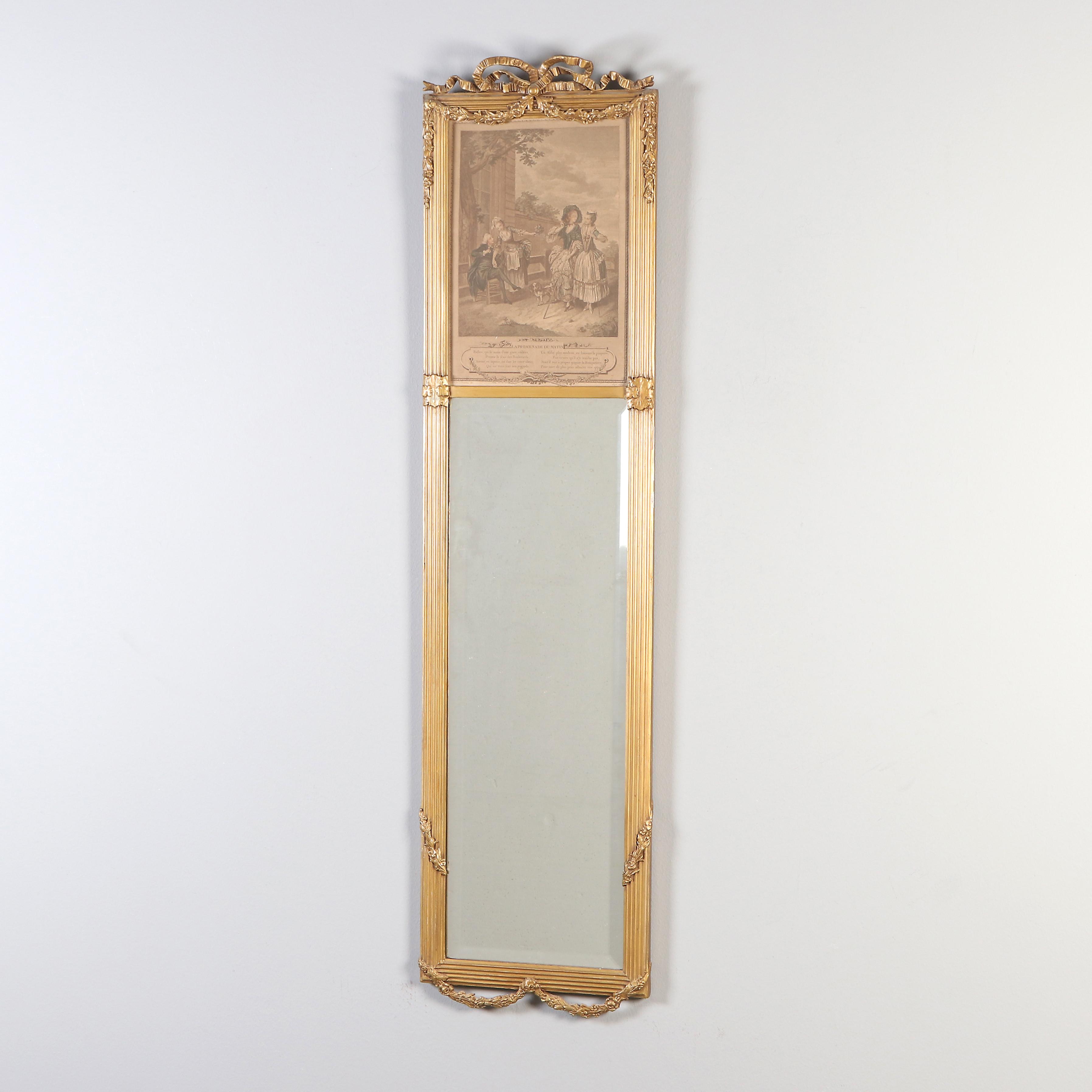 SPEGEL. Bronserad, med facettslipat glas, krön med grafiskt blad. Gustaviansk stil, 1900-talets första hälft.