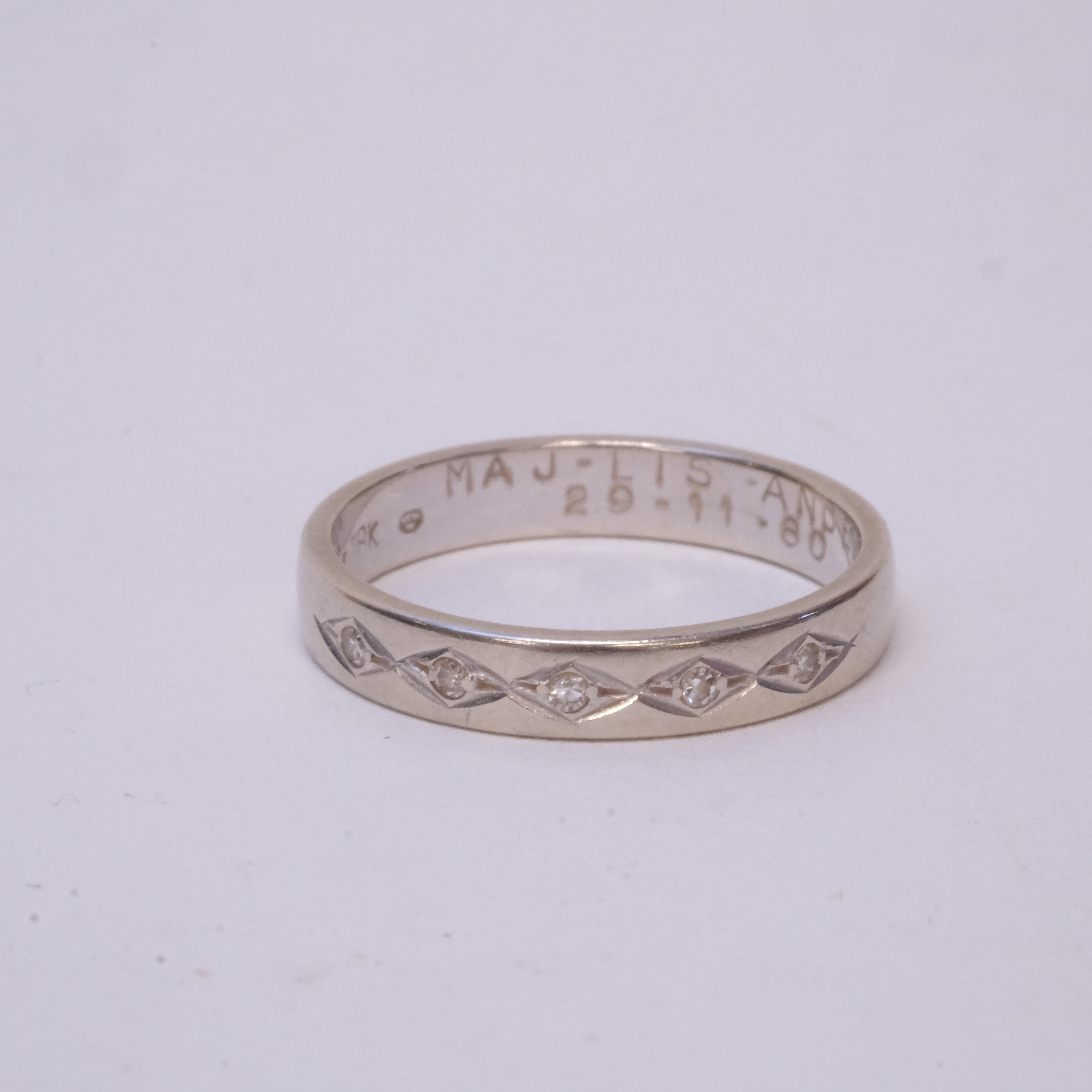 RING MED DIAMANTER, 0,05CT, 18K VITGULD.