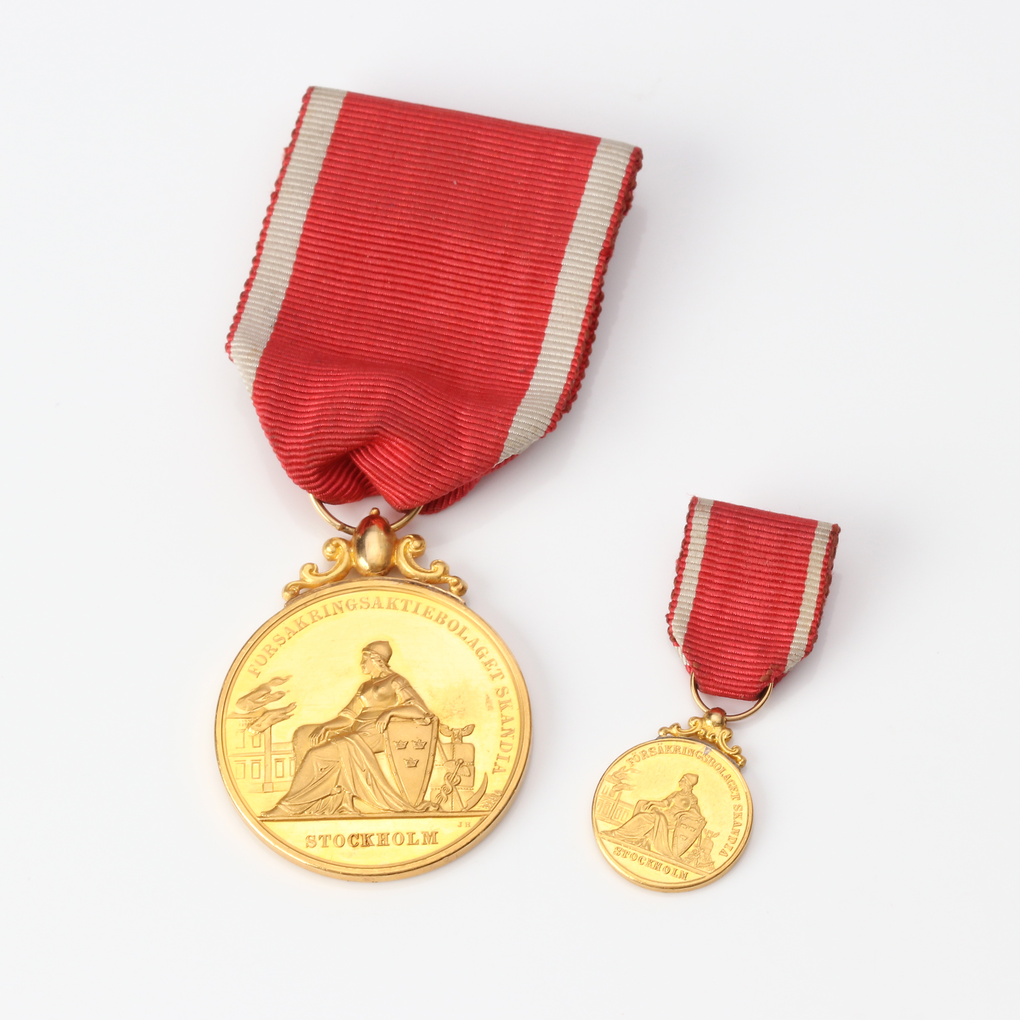 GULDMEDALJ MED MINIATYR. 18k och 23k guld, förtjänstmedalj Försäkringsaktiebolaget Skandia.