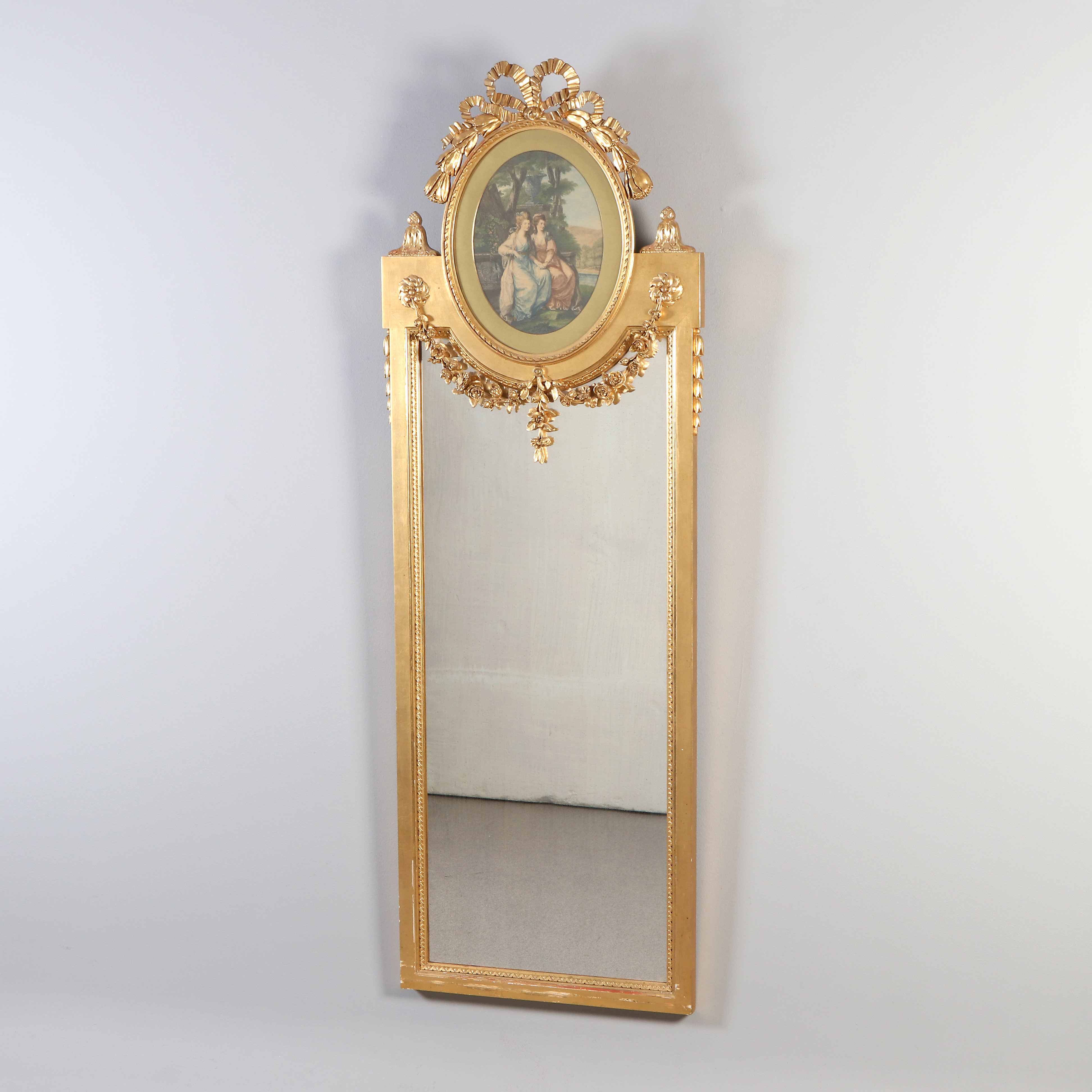 SPEGEL. Förgylld och bronserad, krön med inramat grafiskt blad. Gustaviansk stil, 1900-talets första hälft.
