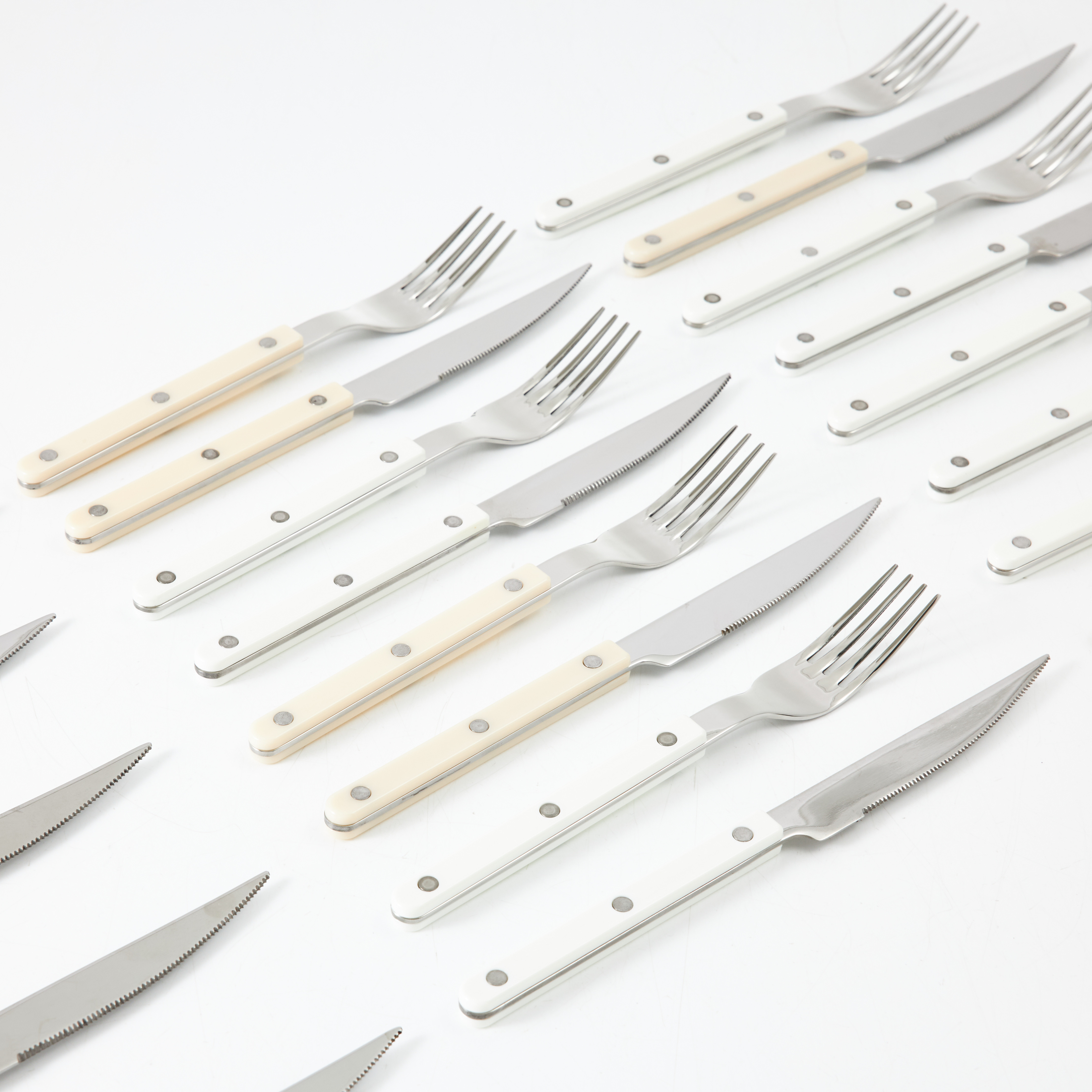 BESTICKSSERVIS, 21 st., "Bistrot", Sabre.