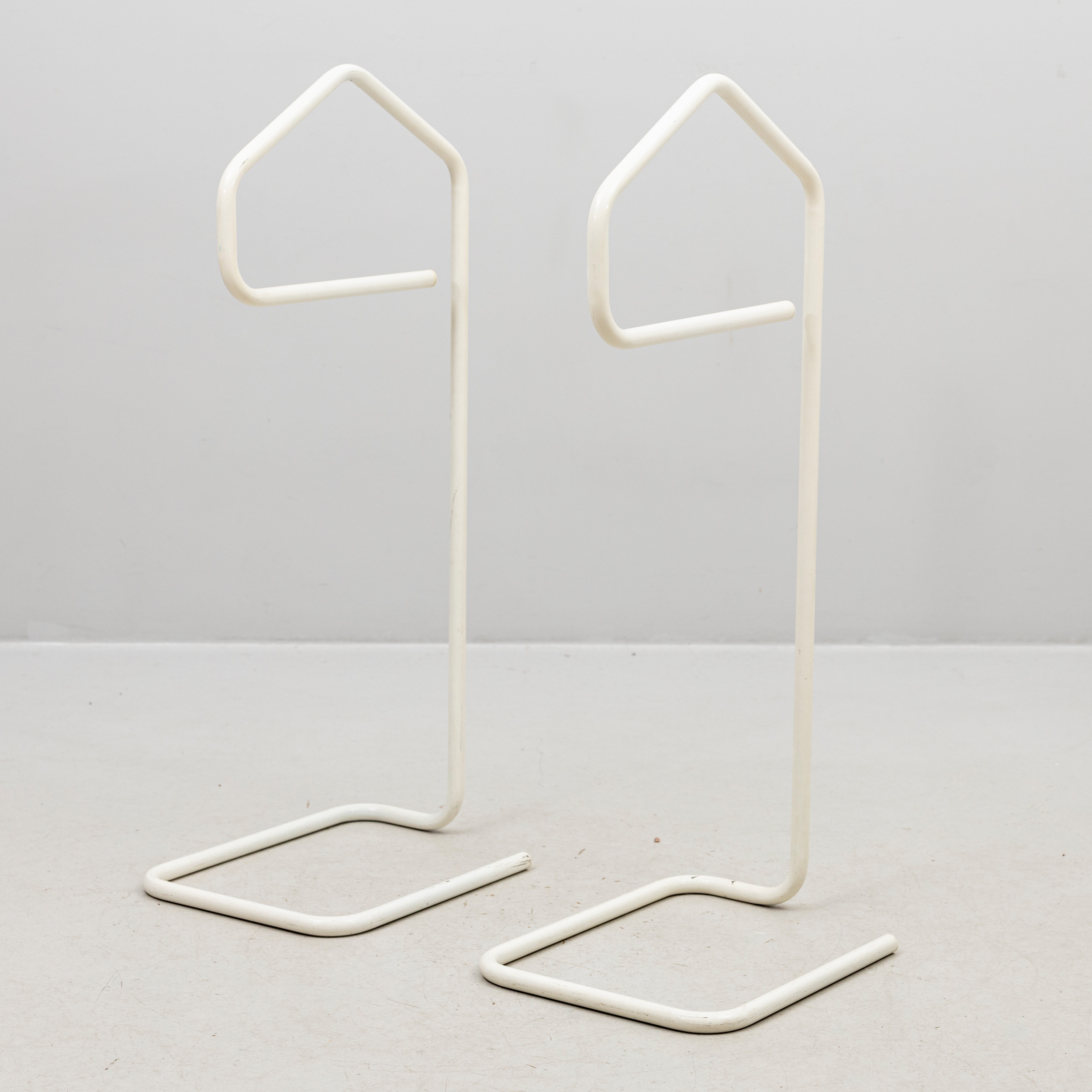 NIELS GAMMELGAARD. Herrbetjänter, ett par, vitlackerad metall, IKEA, 1980-tal.