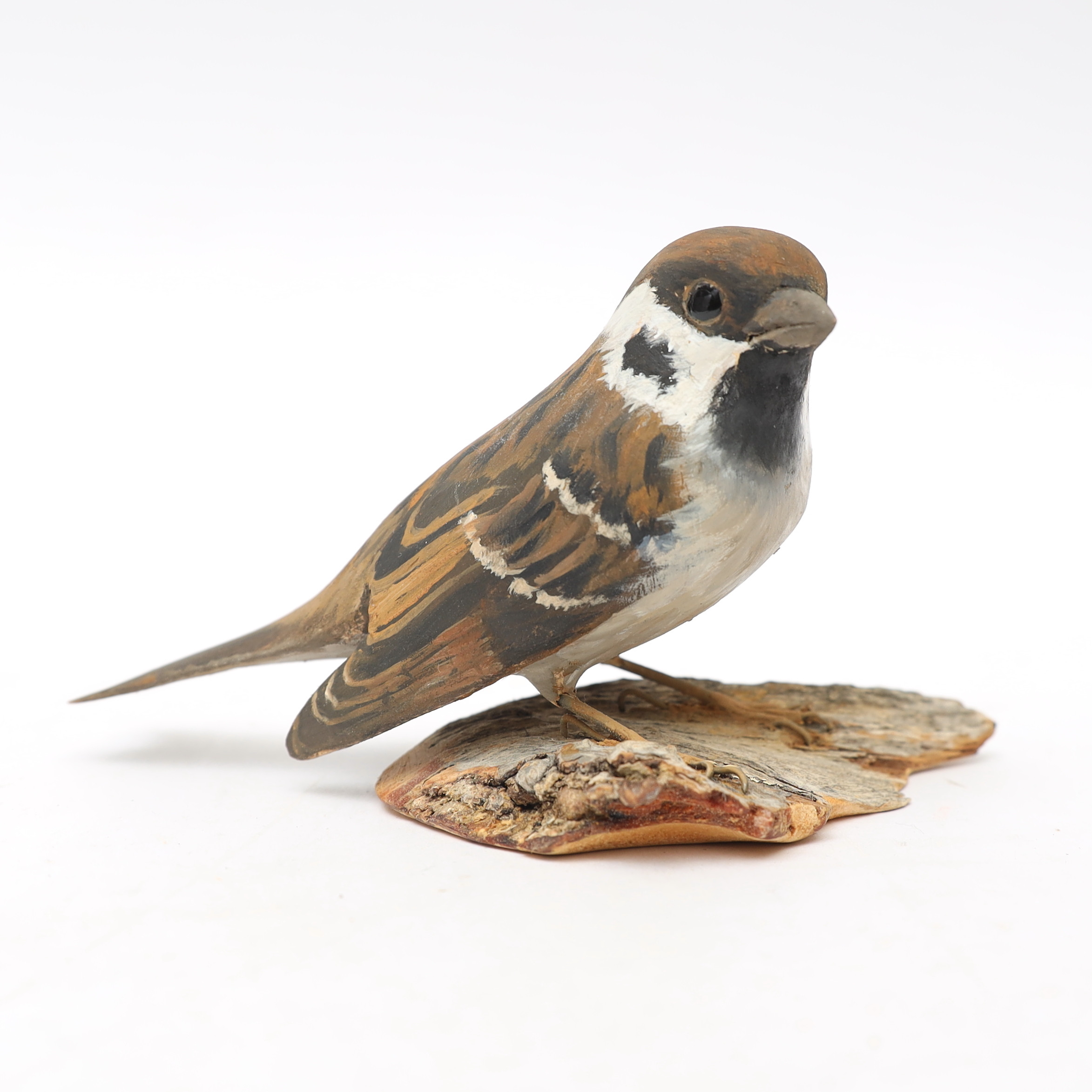 ELIN LARSSON. Träskuren och bemålad fågel, "pilfink" monogramsignerad och daterad 1975.
