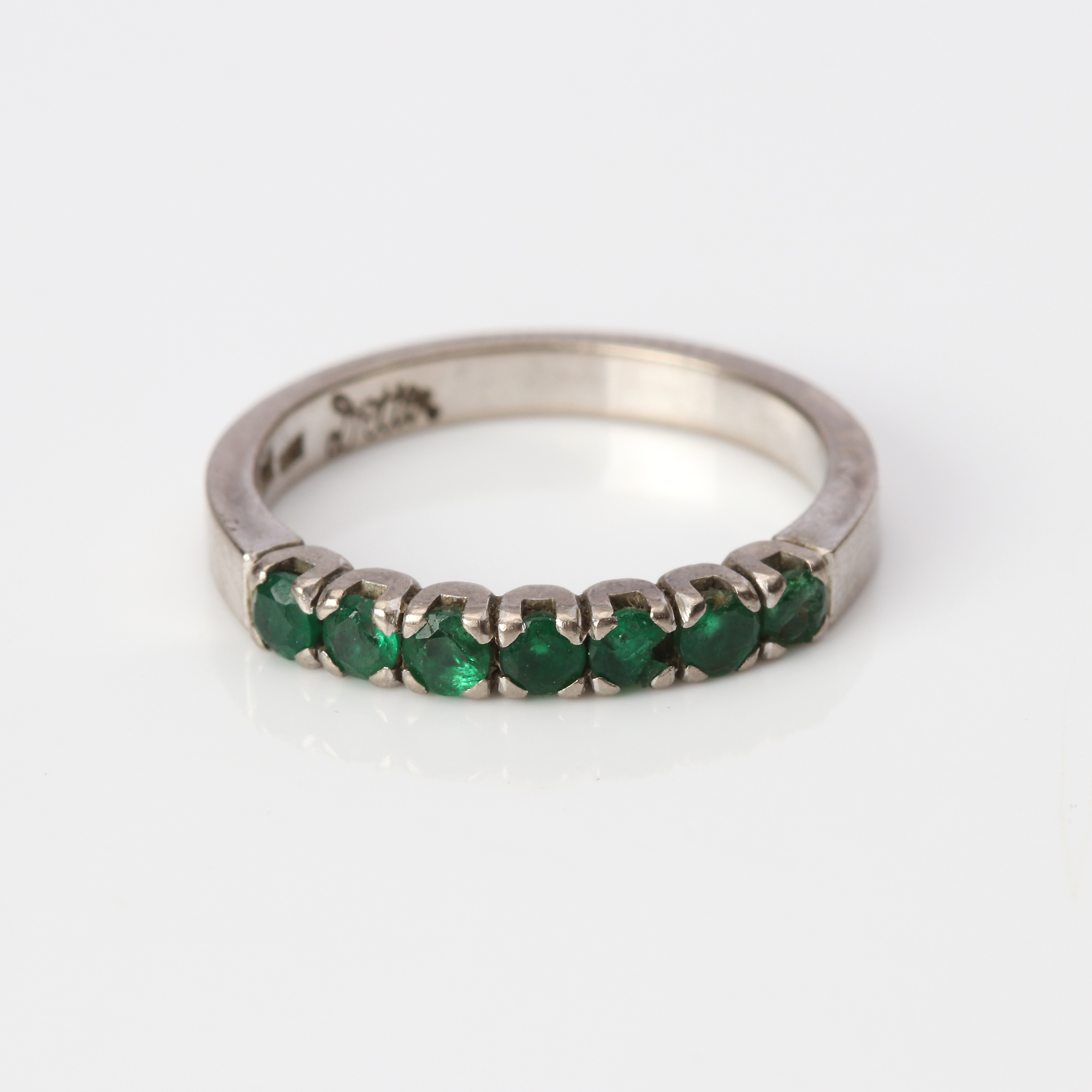 ALLIANSRING. 18k vitguld med smaragder, totalvikt ca 3,4 gram.