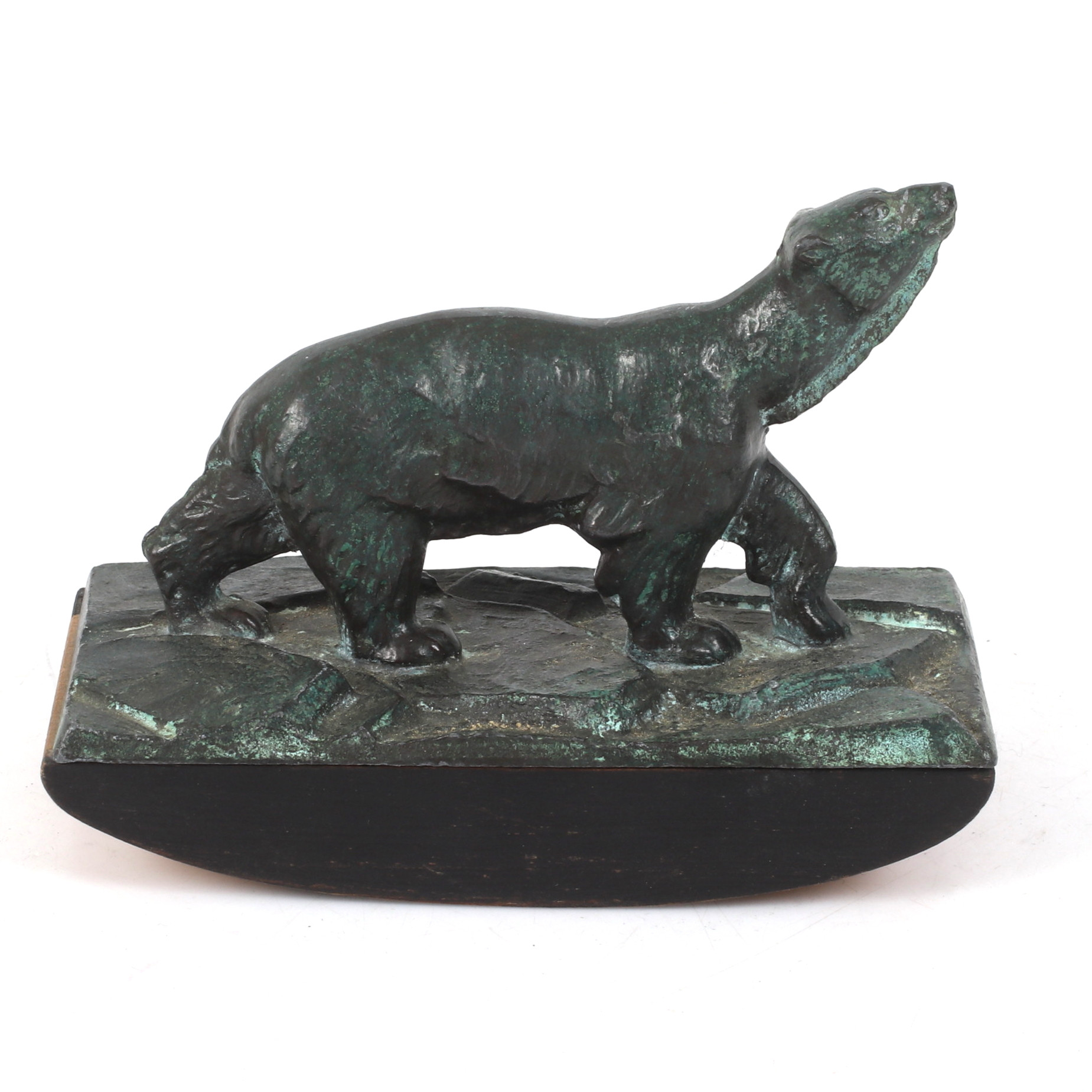 SKULPTUR/BREVPRESS, i form av isbjörn, patinerad brons, 1900-talets första hälft.