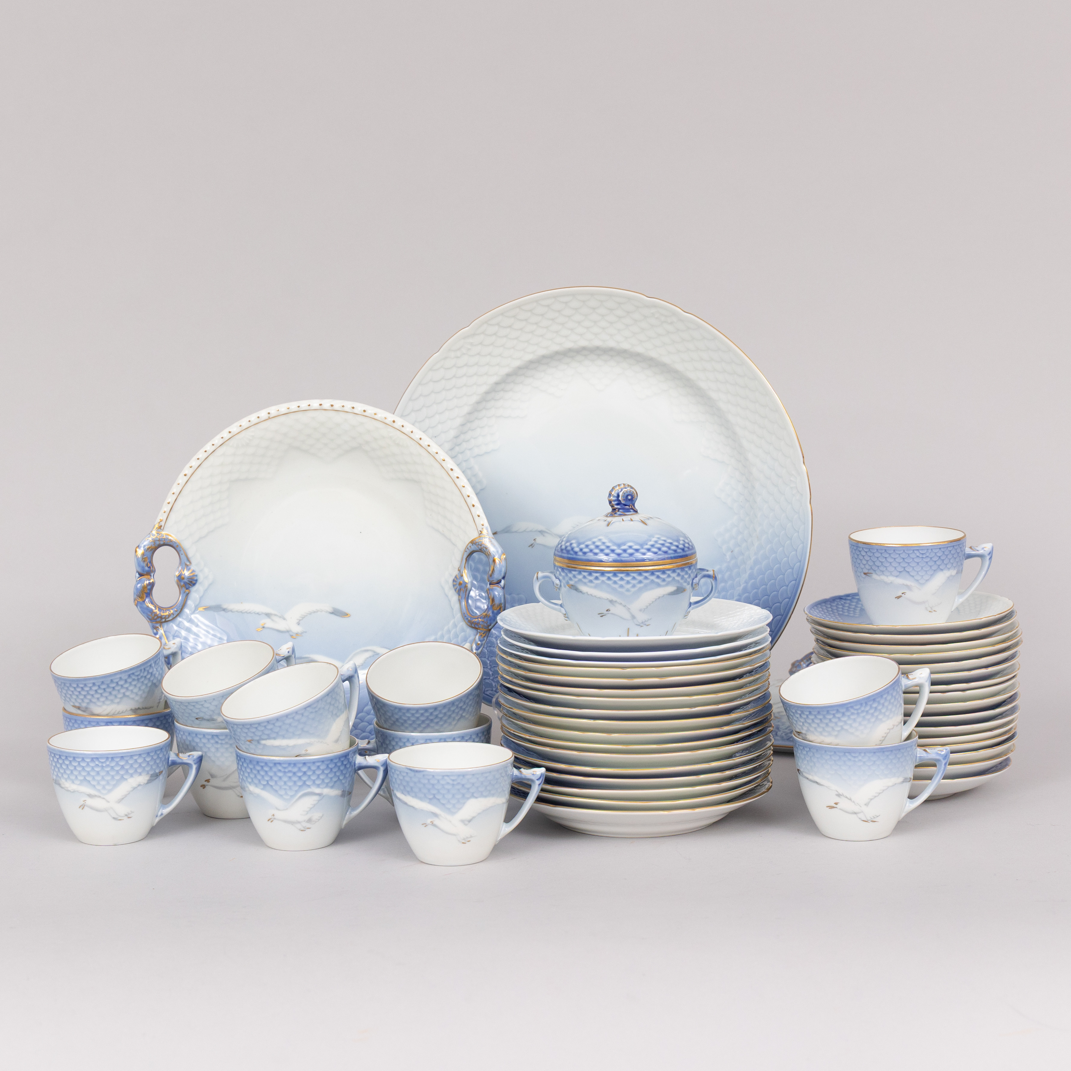 KAFFESERVISDELAR, 'Blå måsen', 49 delar, porslin, med guldkant, Bing & Gröndahl, Danmark.