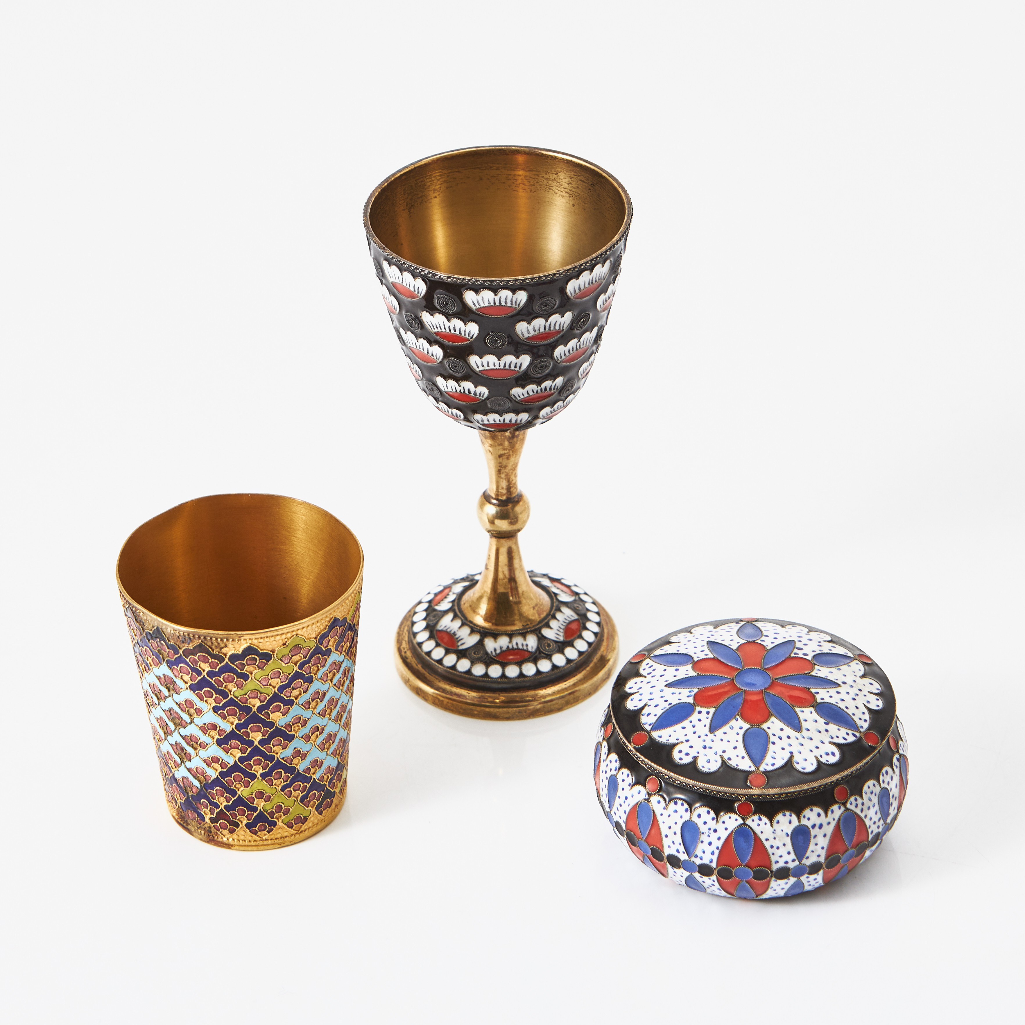 KALK OCH ASK MED LOCK, silver och polykrom cloisonnéemalj SAMT VODKABÄGARE, mässing. Ryssland 1900-tal.med cloisonnéemalj.
