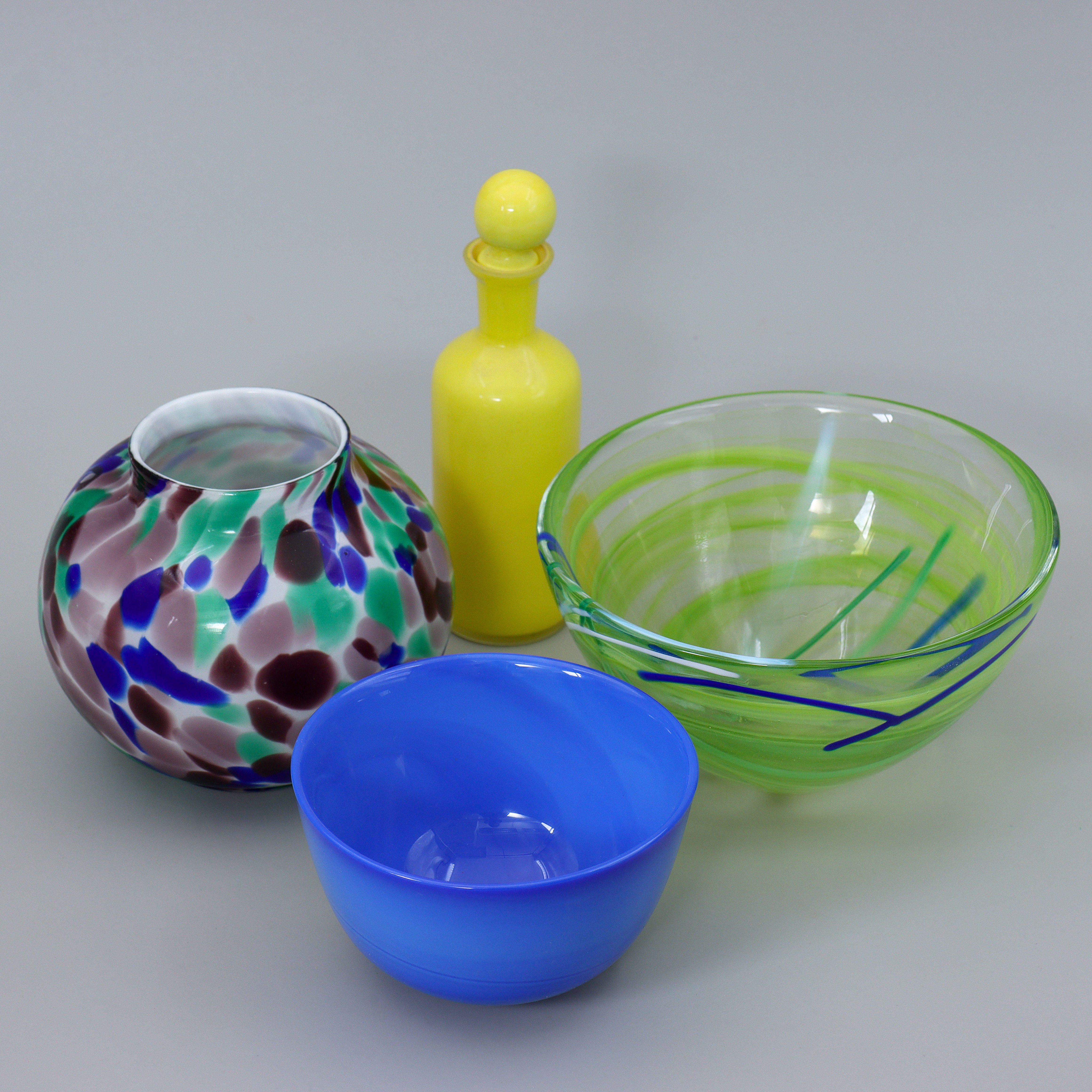 SAMLING KONSTGLAS, PARET SKÅLAR "COLORA" & "CONTRAST", FLASKA/KARAFF SAMT VAS, 4 DELAR, BL.A KOSTA BODA.