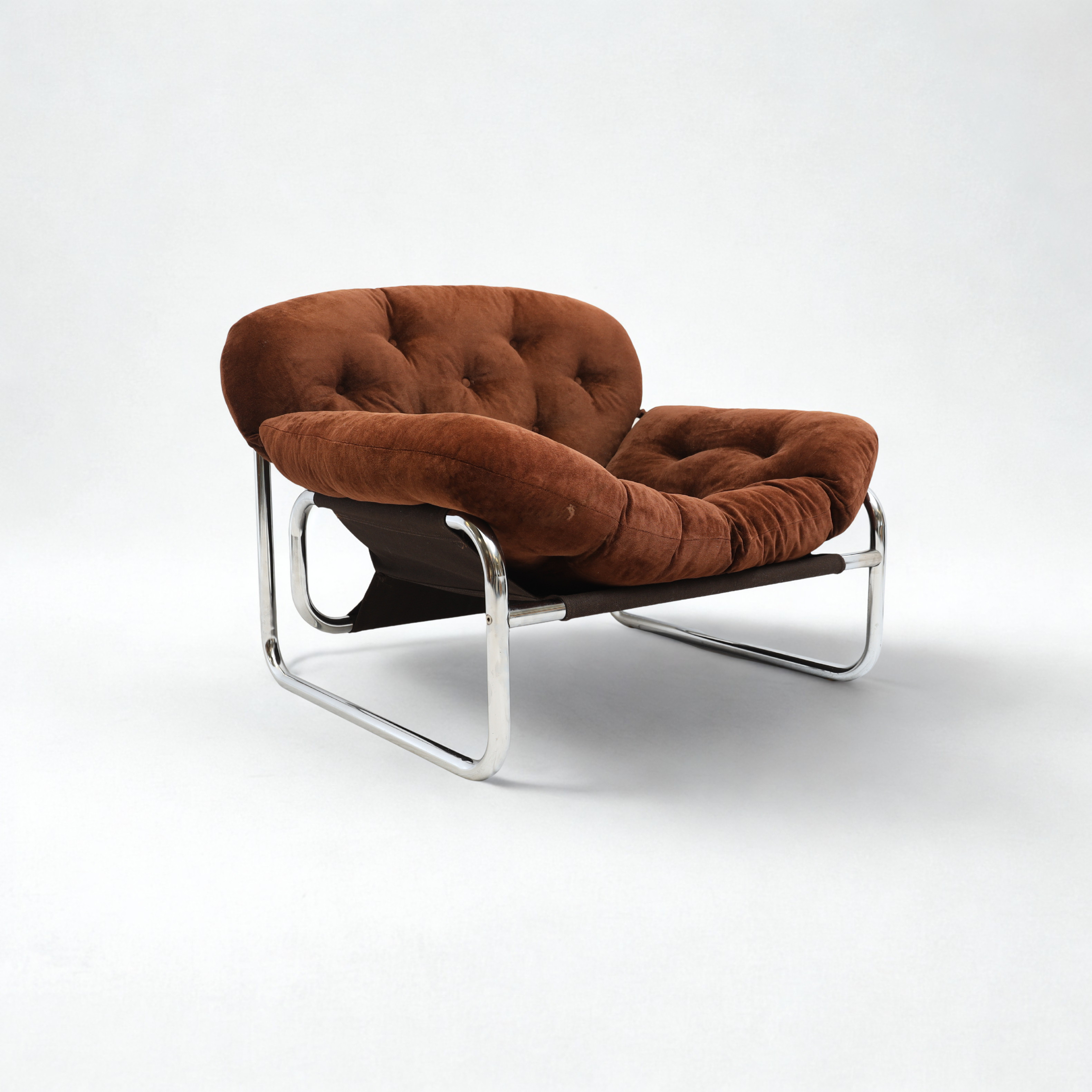 JOHAN BERTIL HÄGGSTRÖM. Fåtölj, AB Swed-Form, Skillingaryd, 1974. kromat stålrör, textil brun plyschklädsel.