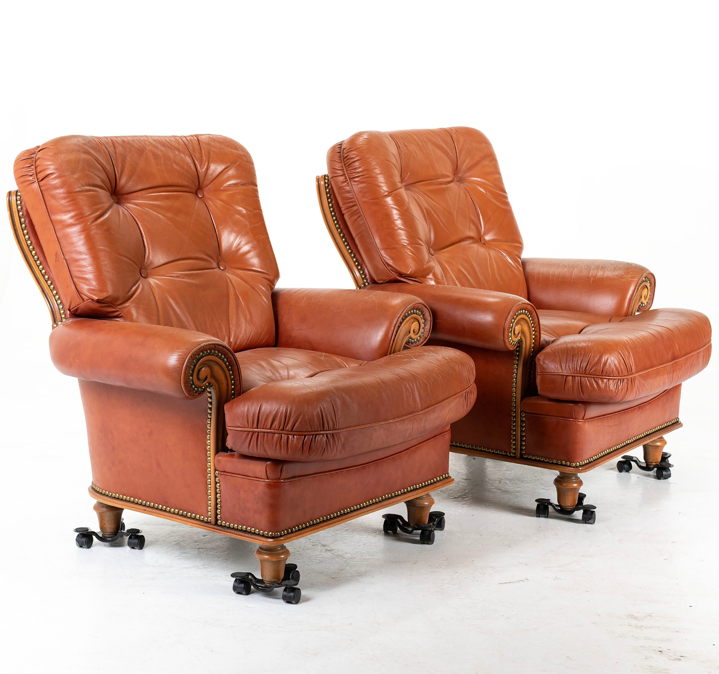 FÅTÖLJER, ett par, skinnklädsel, "Chesterfield".