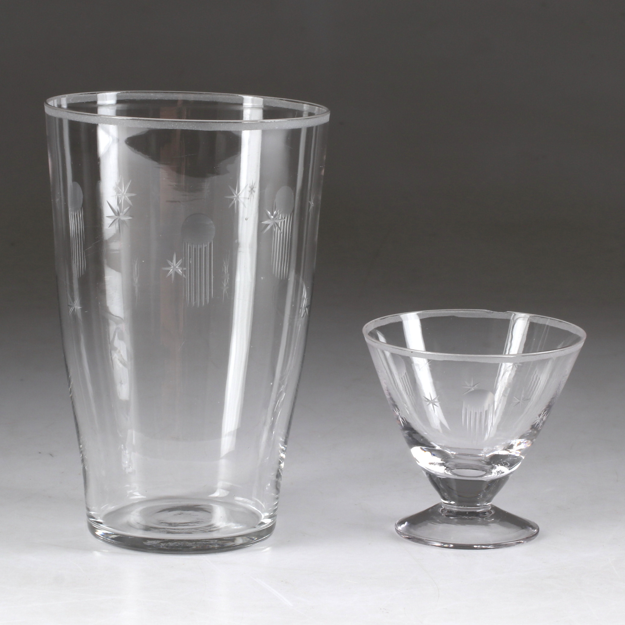 GLASSERVISDELAR, 17 st, glas, 1900-tal.