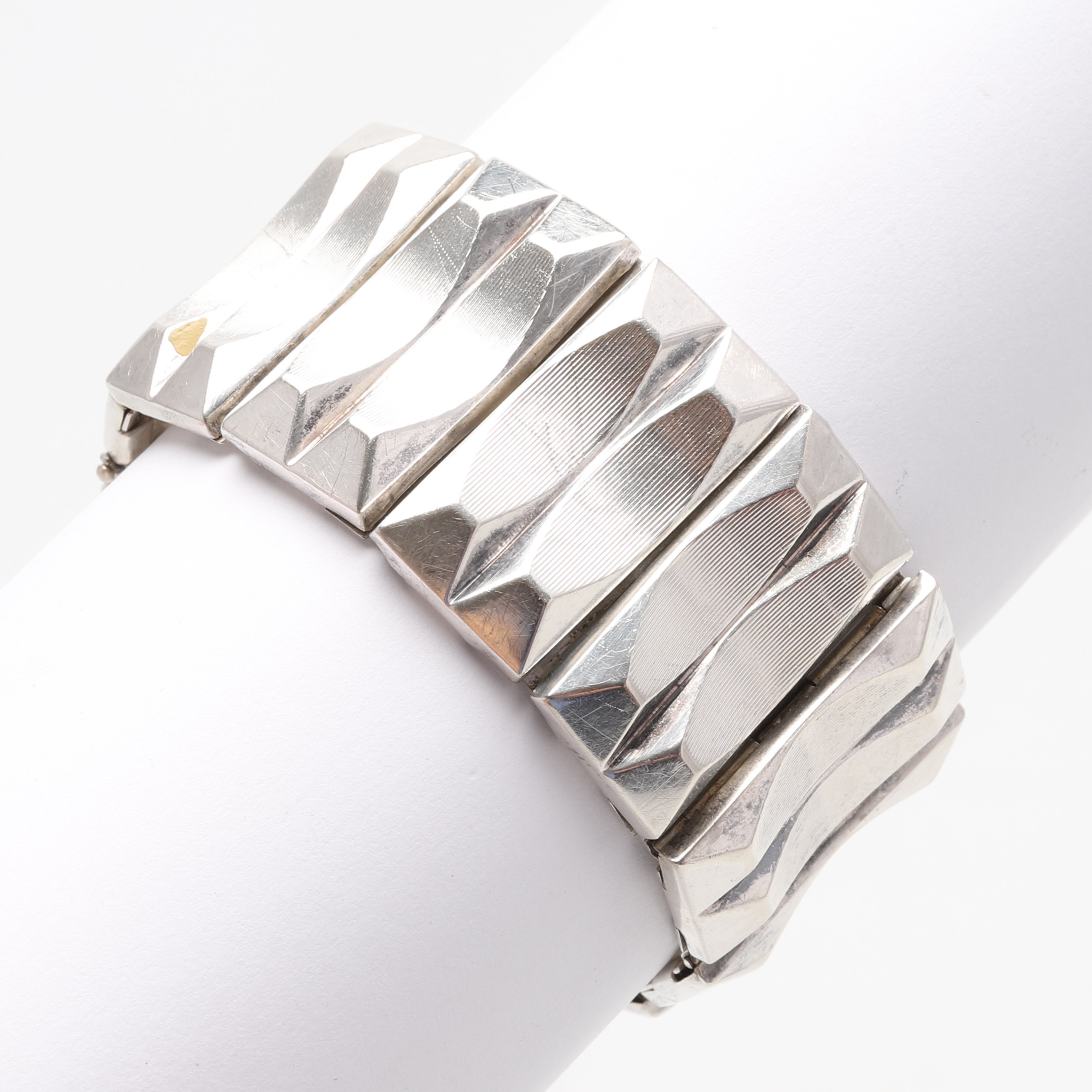 ARMBAND, silver 830. Svenska importstämplar. Bär graverat årtal 1963. Vikt ca 59 gram.