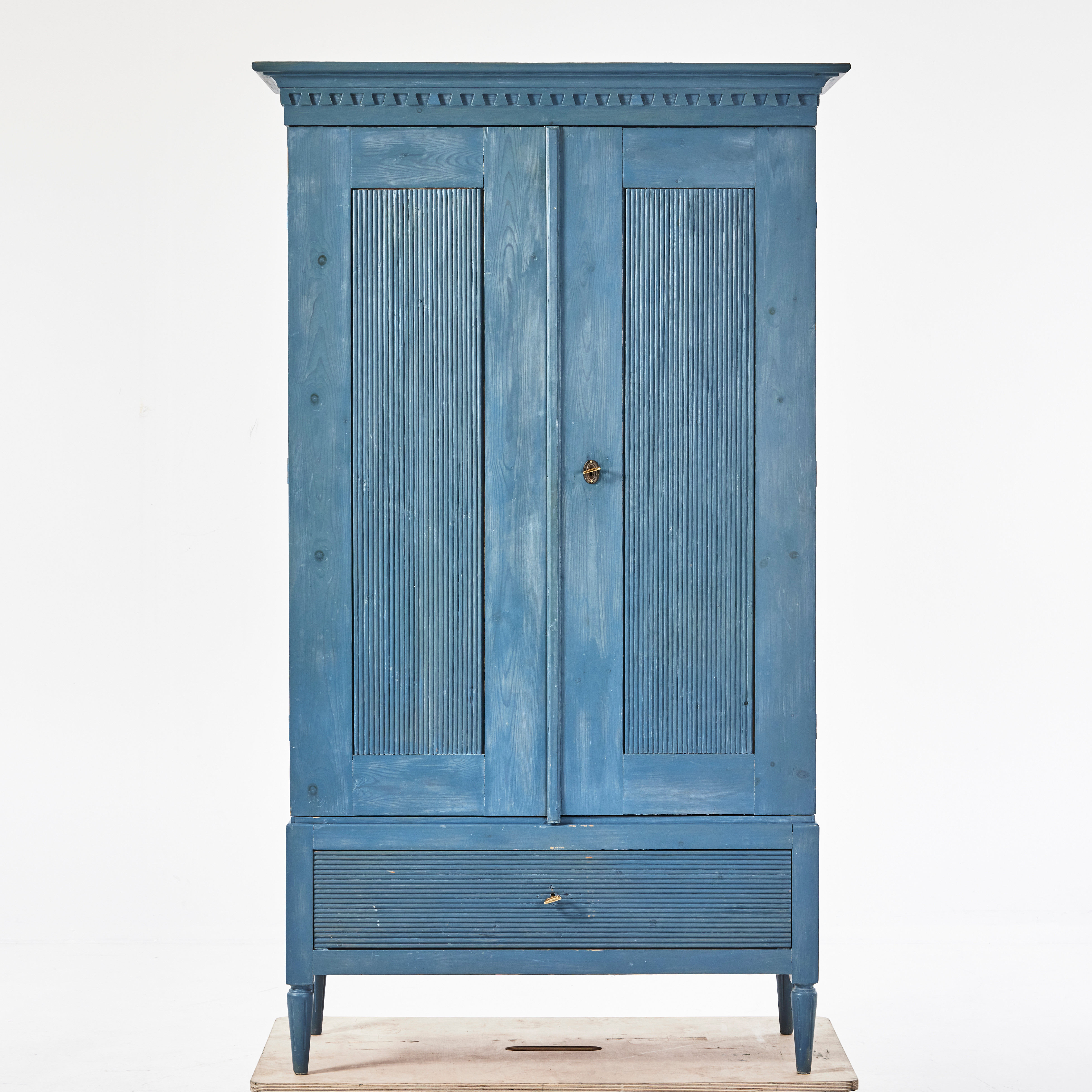 KLÄDSKÅP, gustaviansk stil, 1900-talets första hälft, 2 dörrar, invändiga lådor, 1 låda nertill.