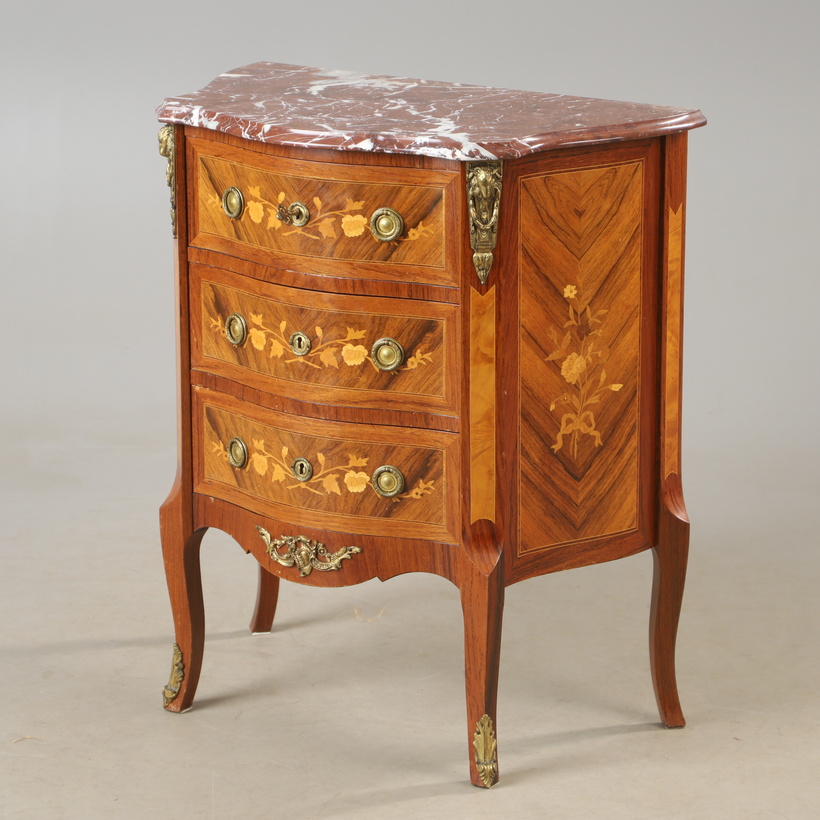 BYRÅ, 3-lådig, mahogny med bronser, intarsia och stenskiva, gustaviansk stil.