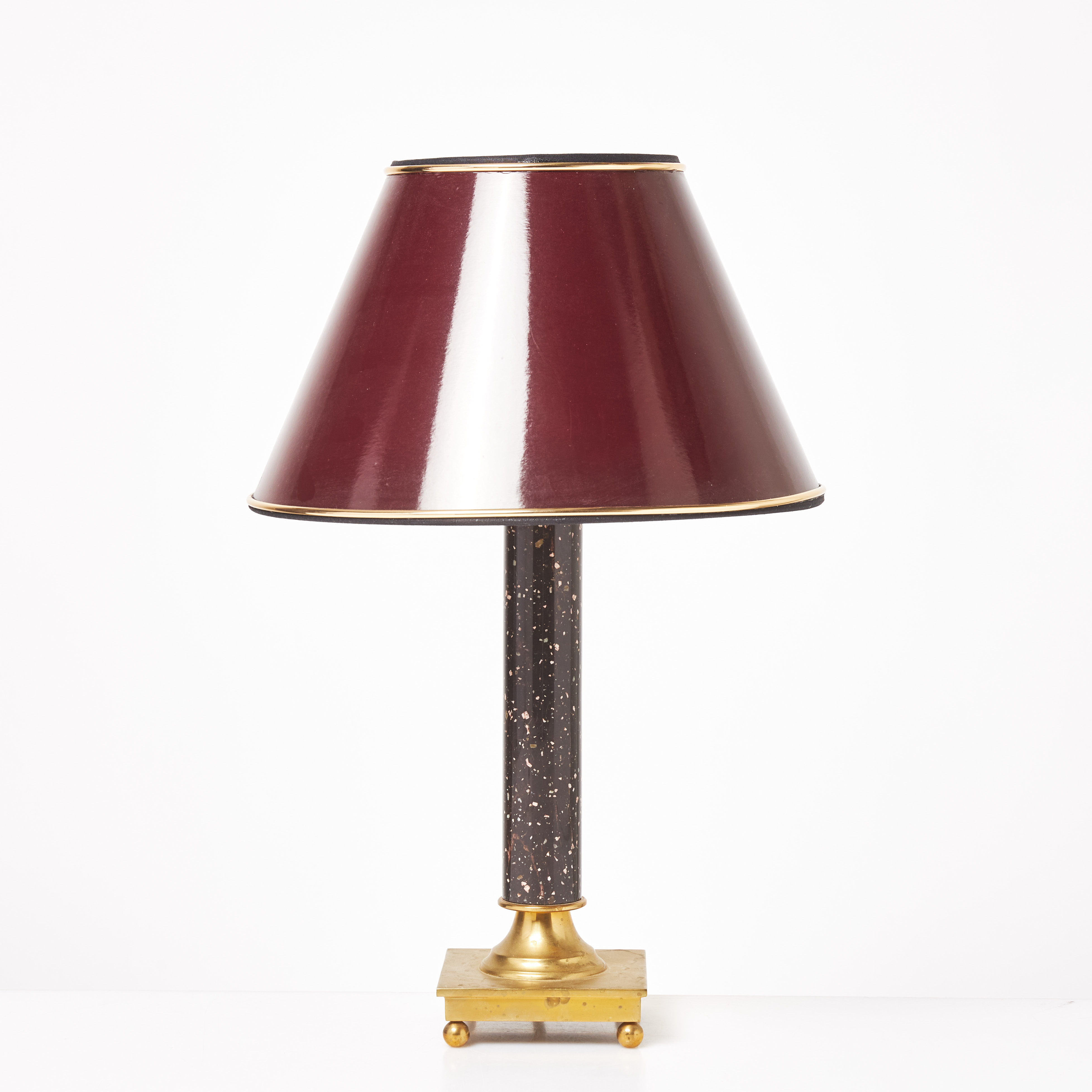 BORDSLAMPA, mässing, mittdel i Älvdalsporfyr (Gammelklitt).