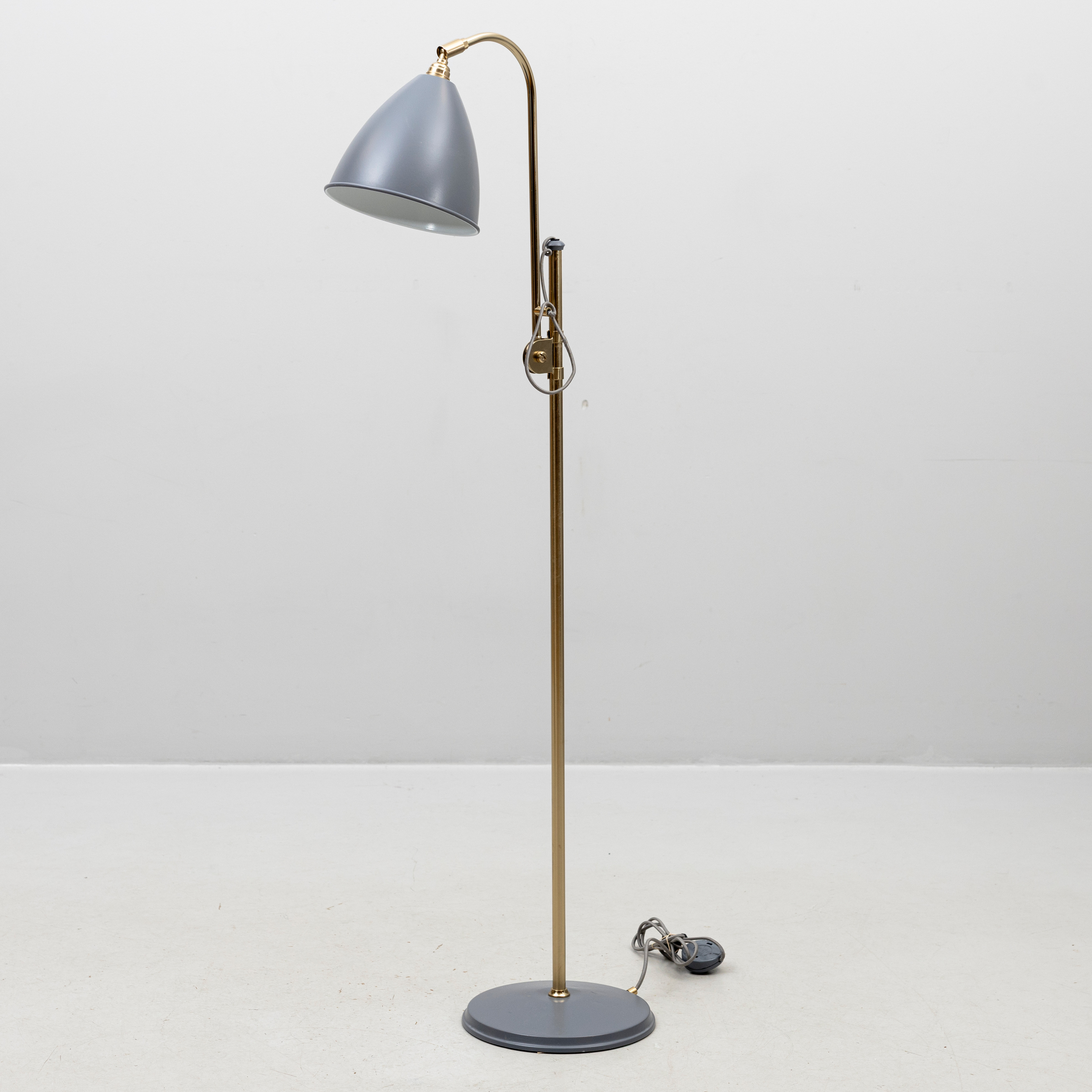 ROBERT DUDLEY BEST. Golvlampa "Bestlite" modell BL3. Gubi, Samtida tillverkning.