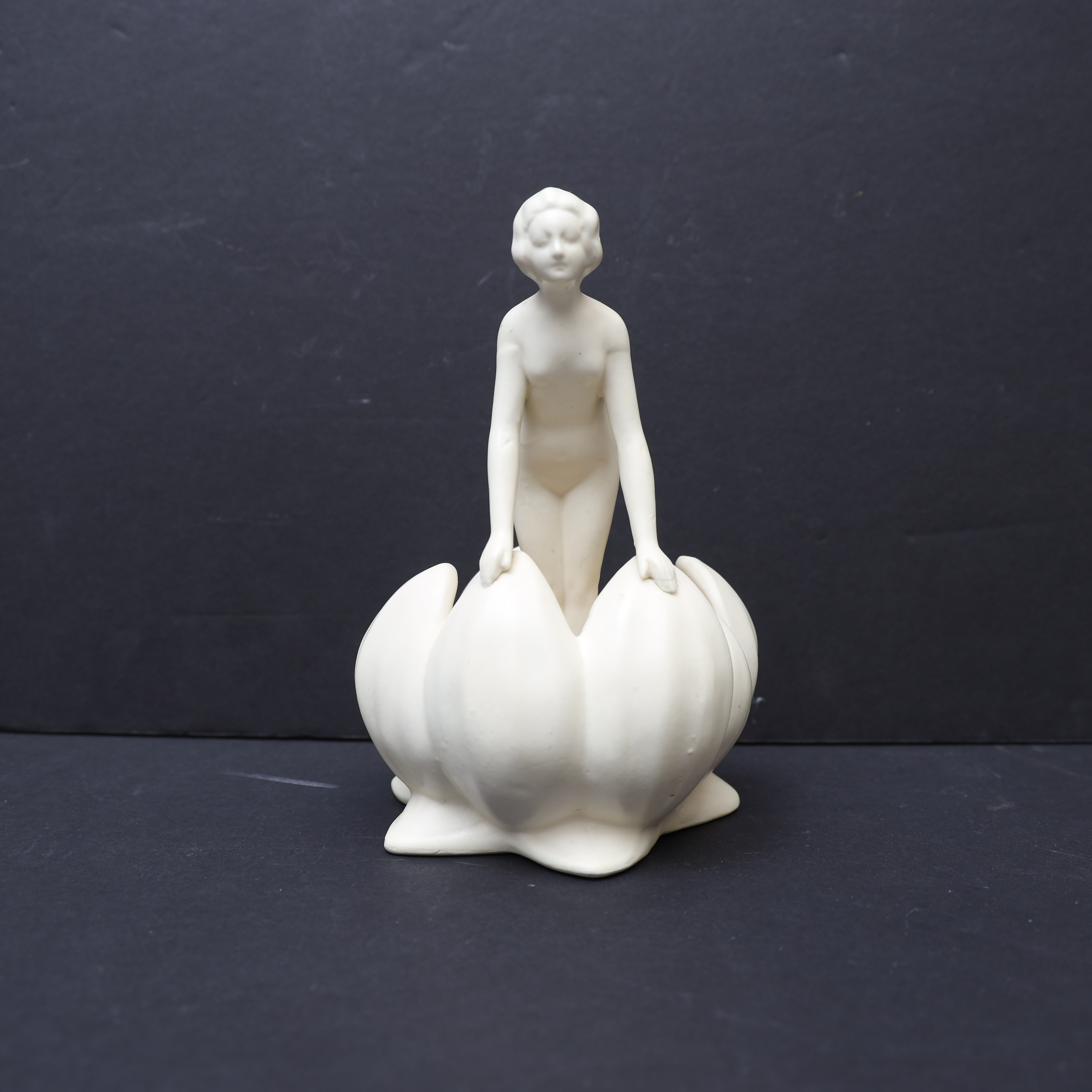 SKULPTUR, vitglaserad keramik, 1930-tal, art deco.