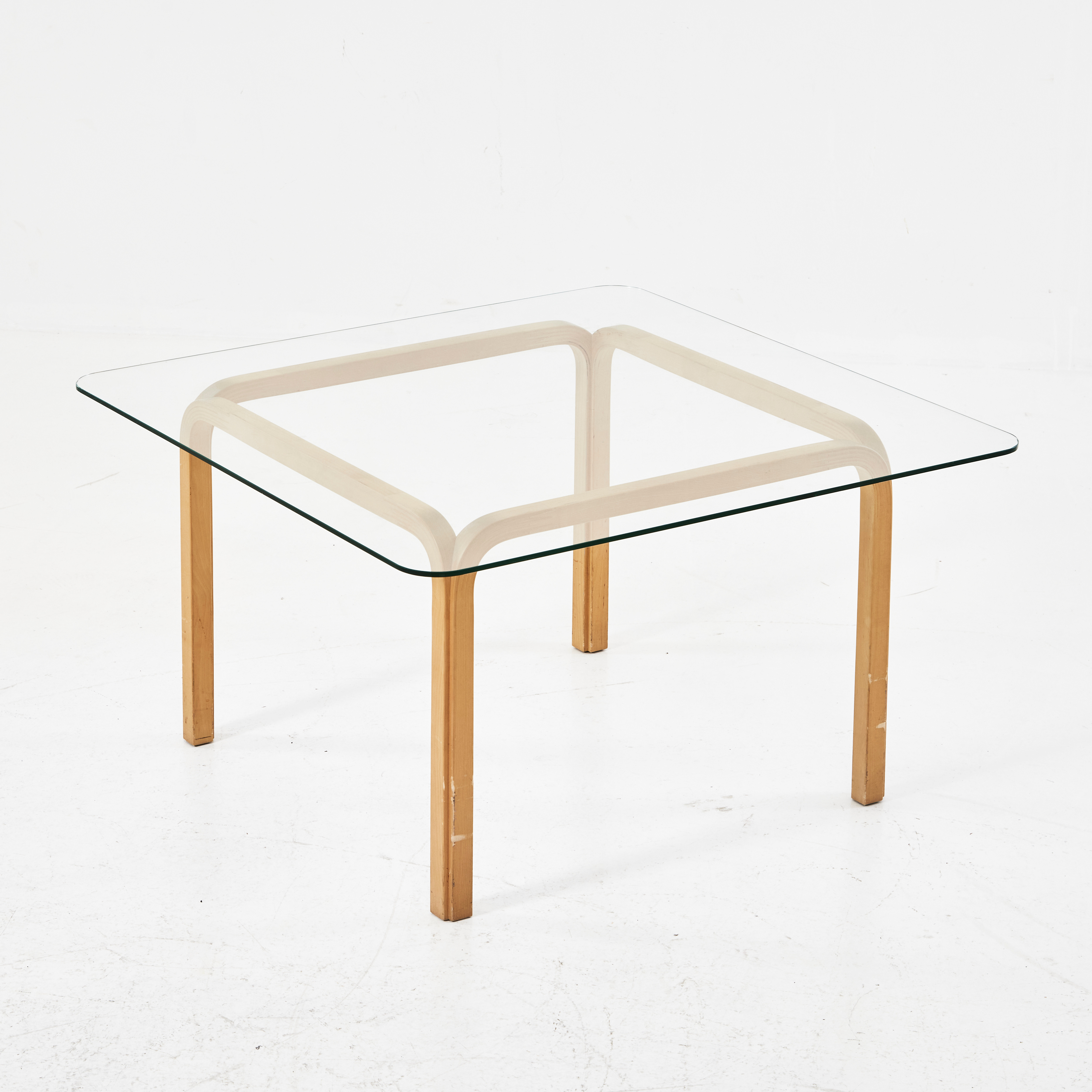 ALVAR AALTO. "Y805", soffbord, Artek, Finland, stomme i björk med y-formade ben, skiva i glas.