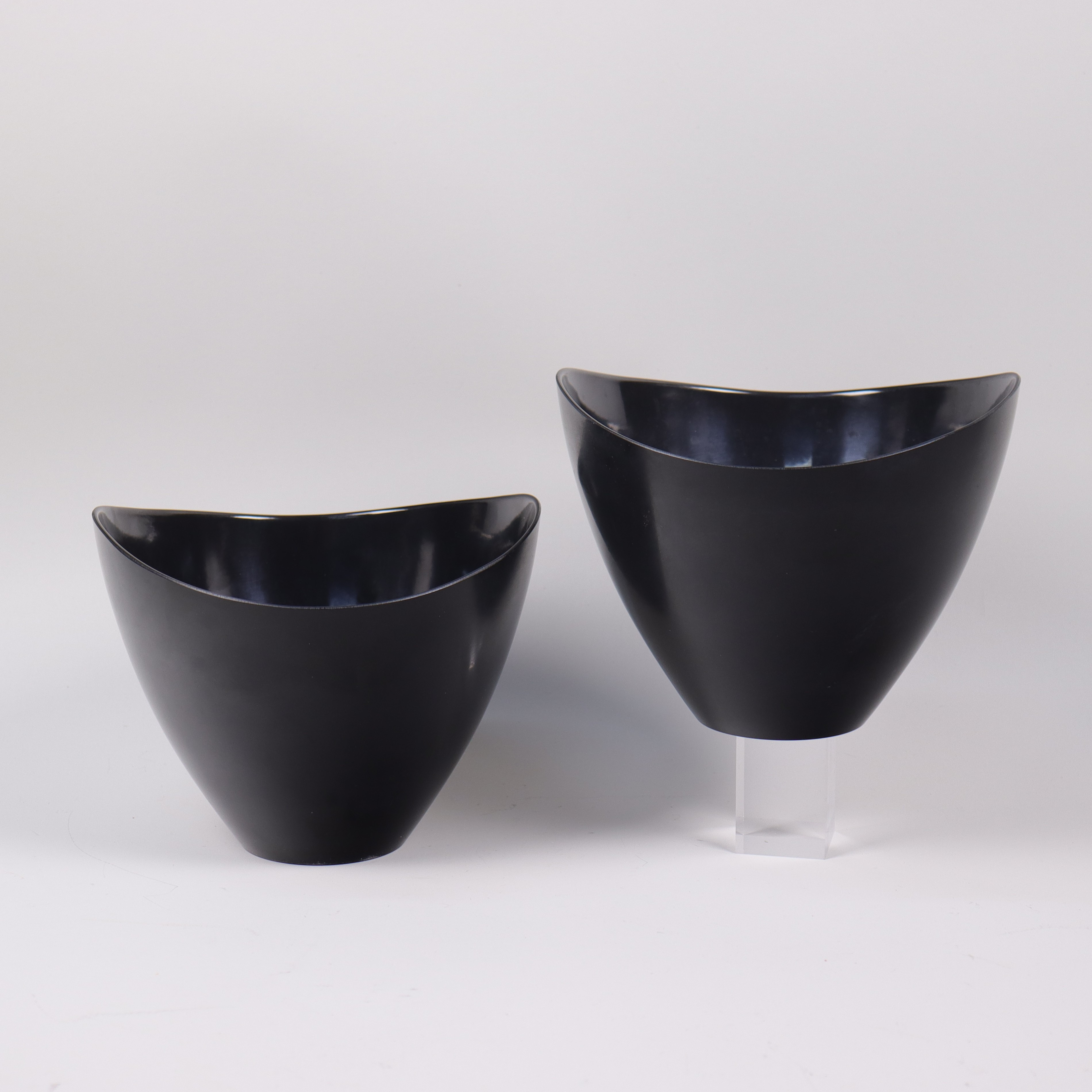 GUNNAR ANDER. "Ebenmin", skålar i "Ebenholts-Melamin", 2 st.