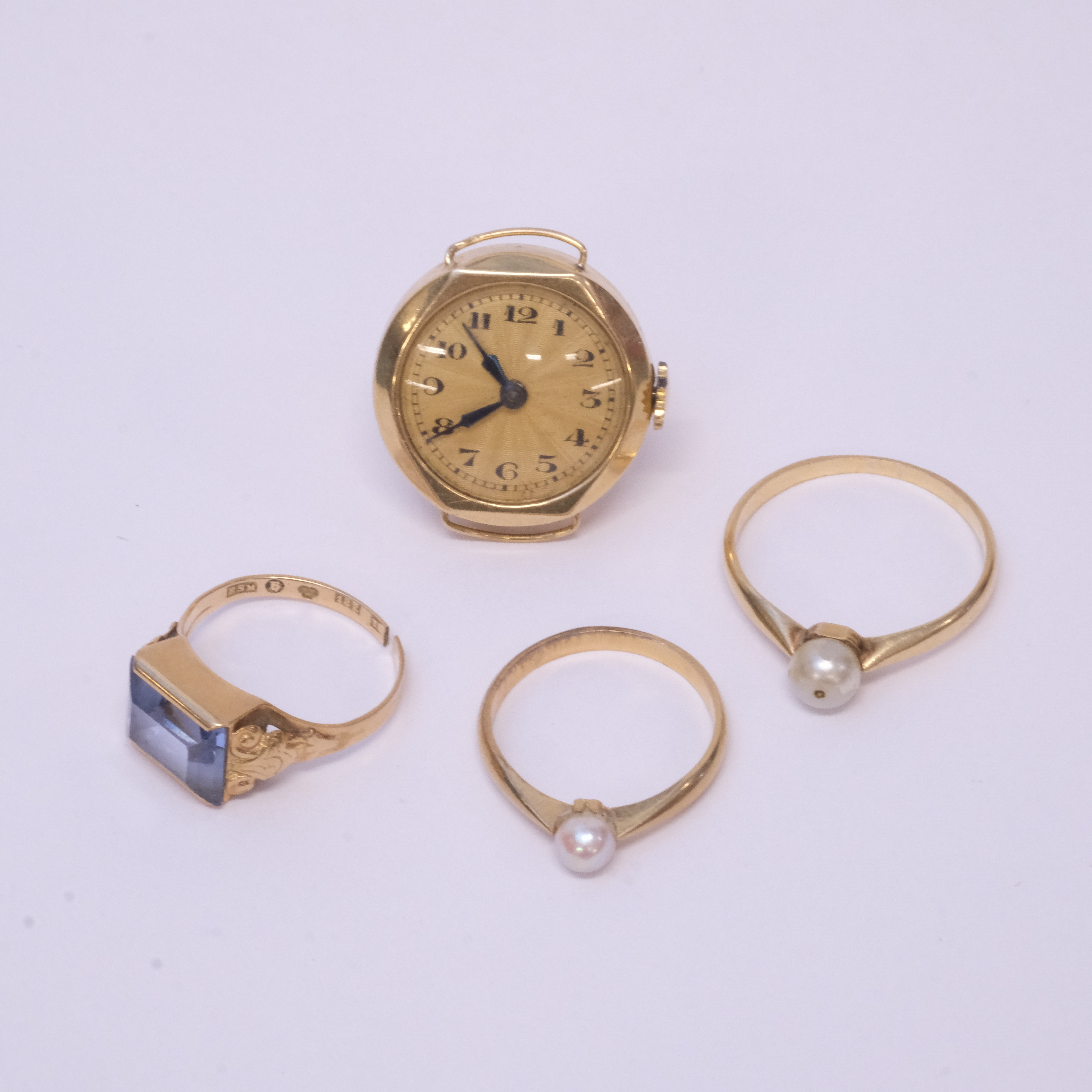 RINGAR, TRE STYCKEN SAMT DAMARMBANDSUR, 18K GULD.