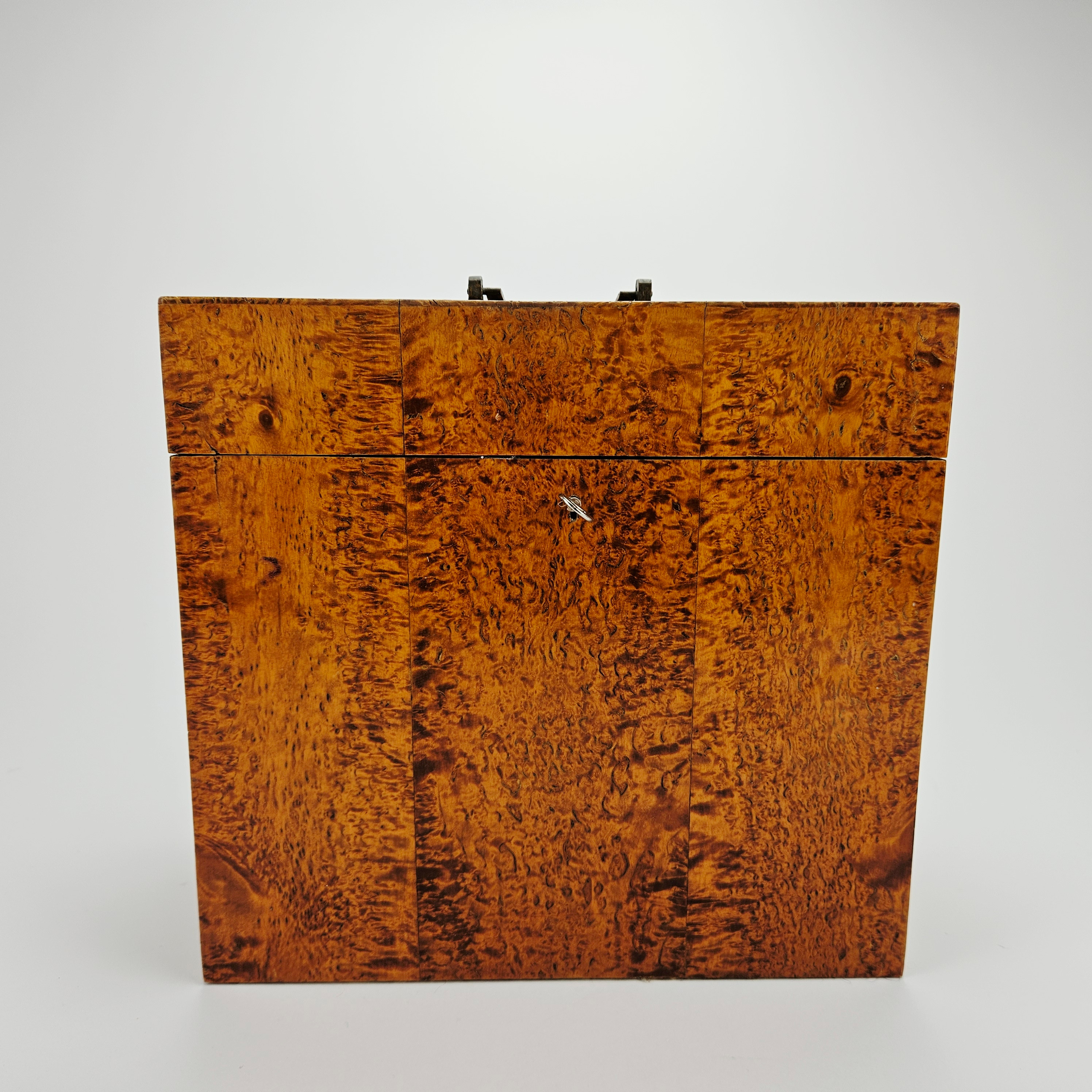 FLASKSCHATULL, rotfanerad, 1800-tal, med FLASKOR, 3 st, 1800-1900-tal.