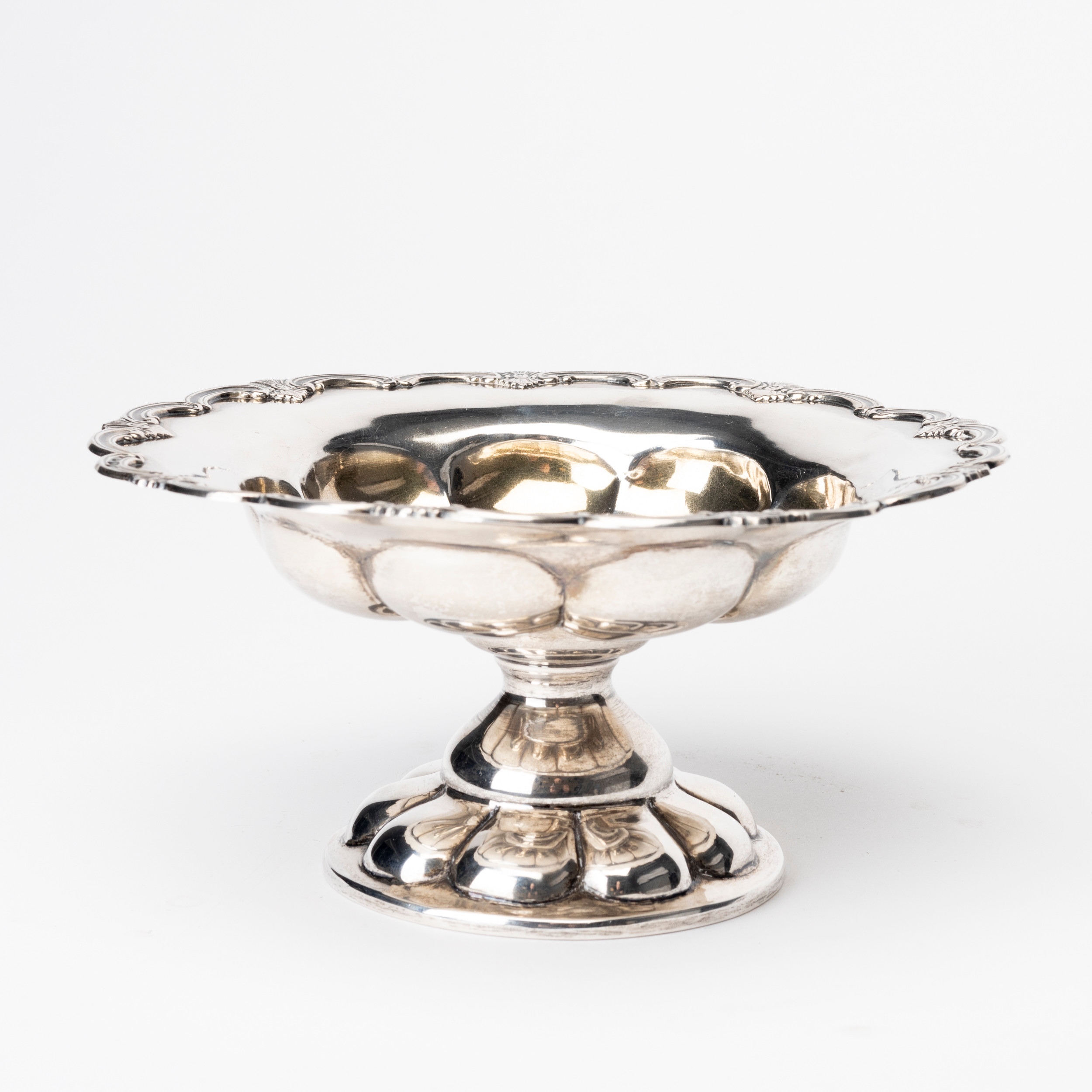 SKÅL på fot, silver, rokokostil, mästarstämpel TG för möjligen Theodor Grühn, Estland, 1900-talets första hälft.