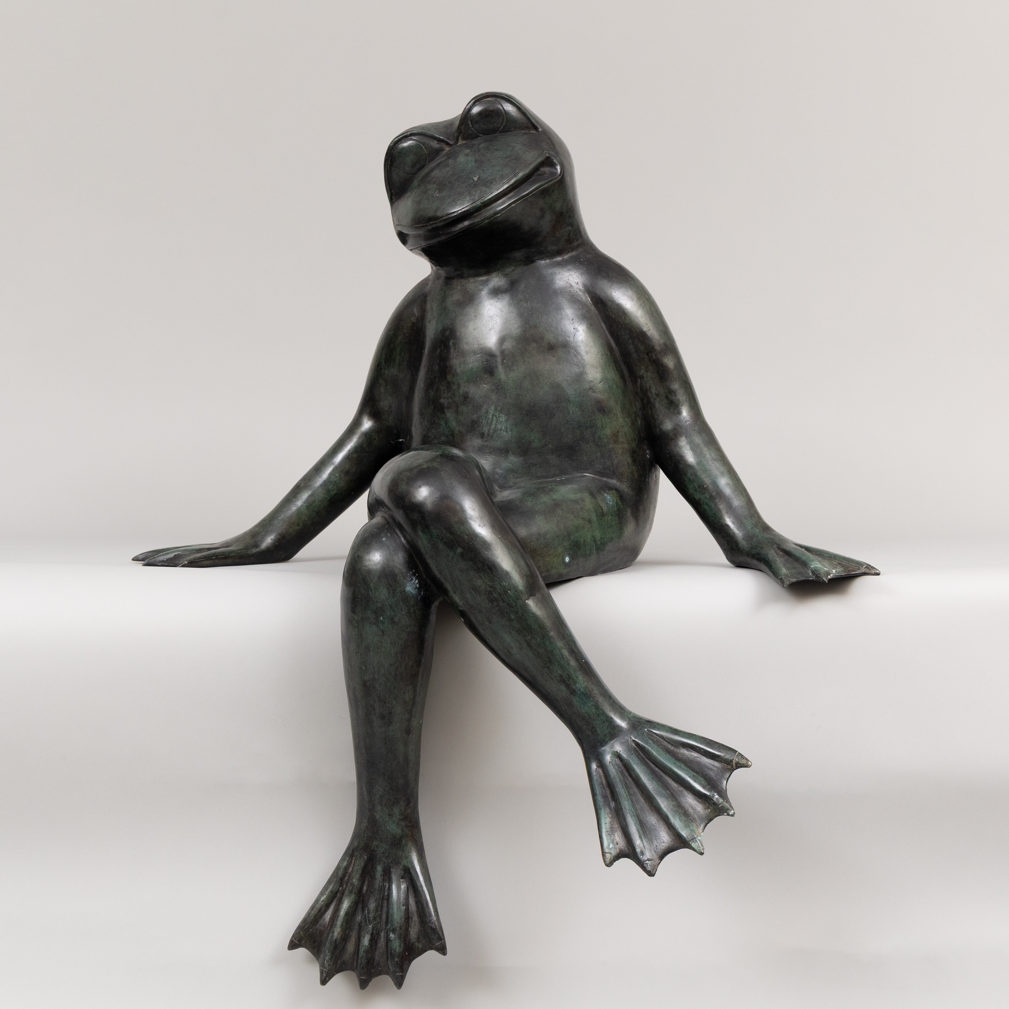ART PEOPLE GALLERY. Skulptur, Sittande groda, patinerad brons, Stämplad APG.