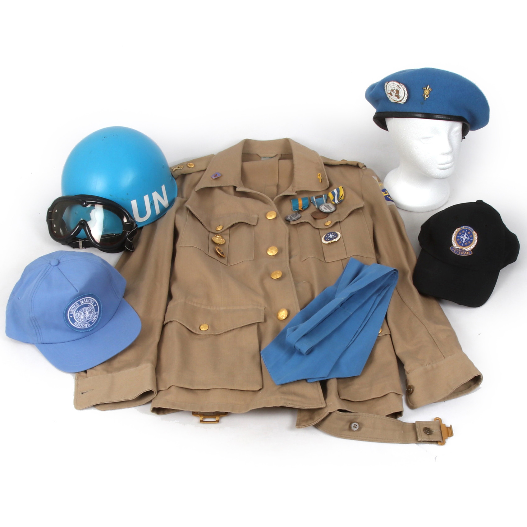 UNIFORMSDELAR, 6 delar skjorta, hjälm, basker mm. Bl.a. United Nations. (FN). 1900-tal.