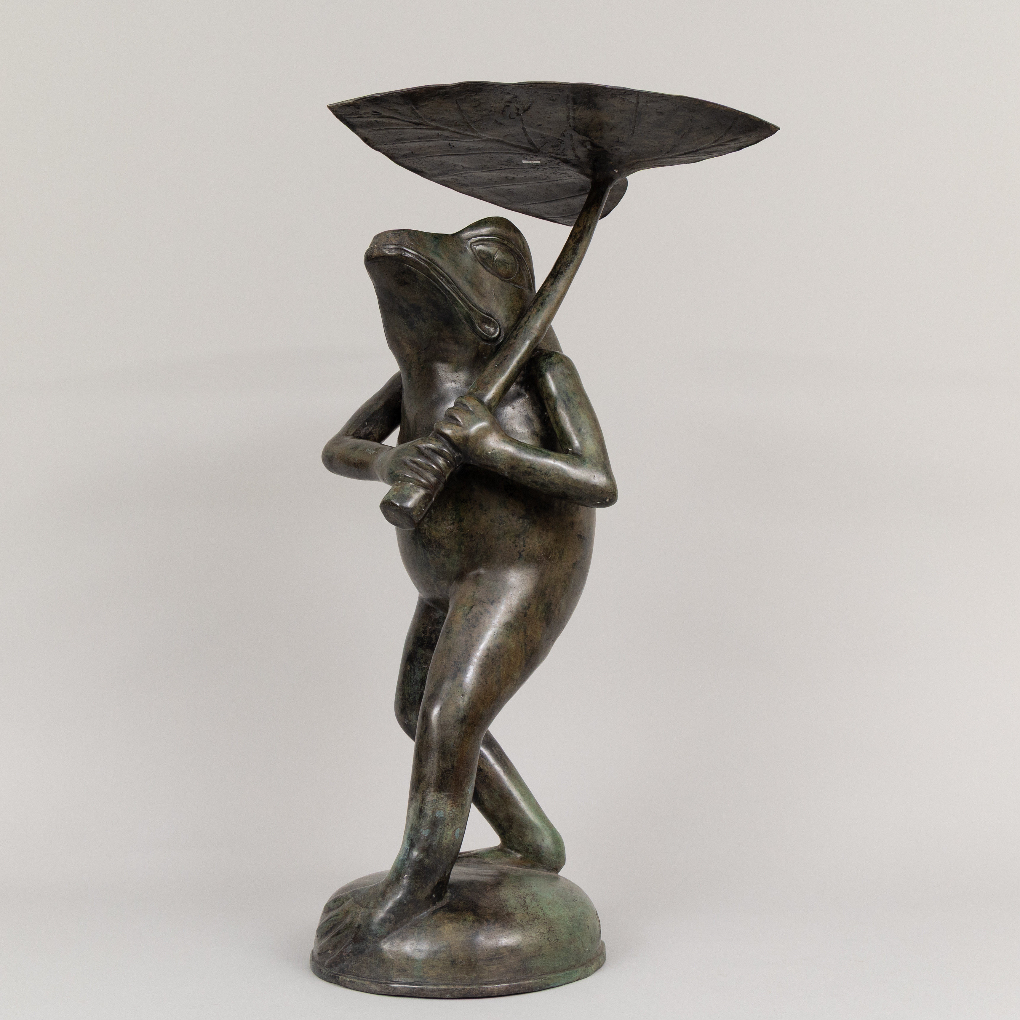 ART PEOPLE GALLERY. Skulptur, Groda med paraply, patinerad brons, Stämplad APG.