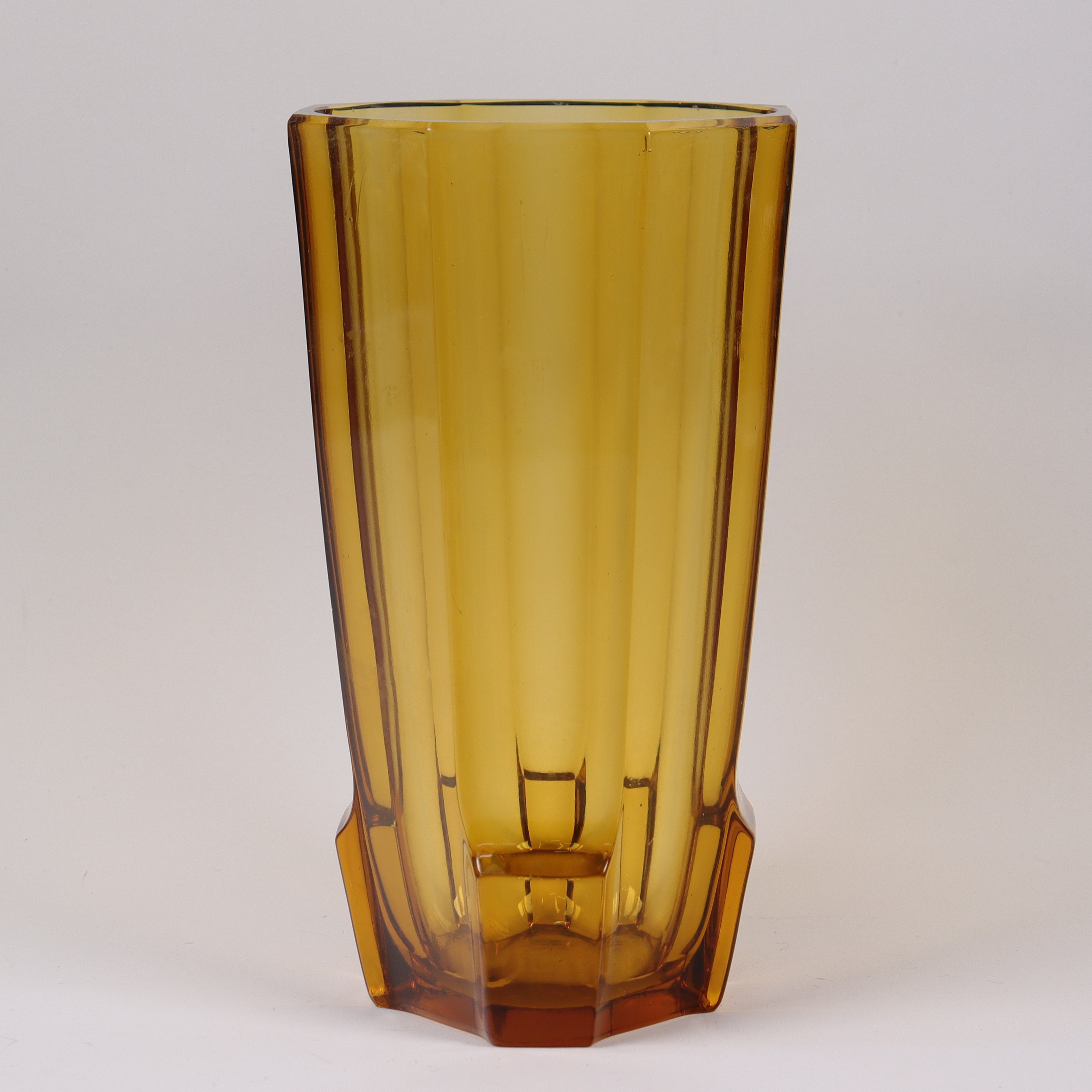RUDOLF SCHRÖTER. vas i bärnstensfärgat glas, Rudolfova, Tjeckoslovakien, 1900-tal.