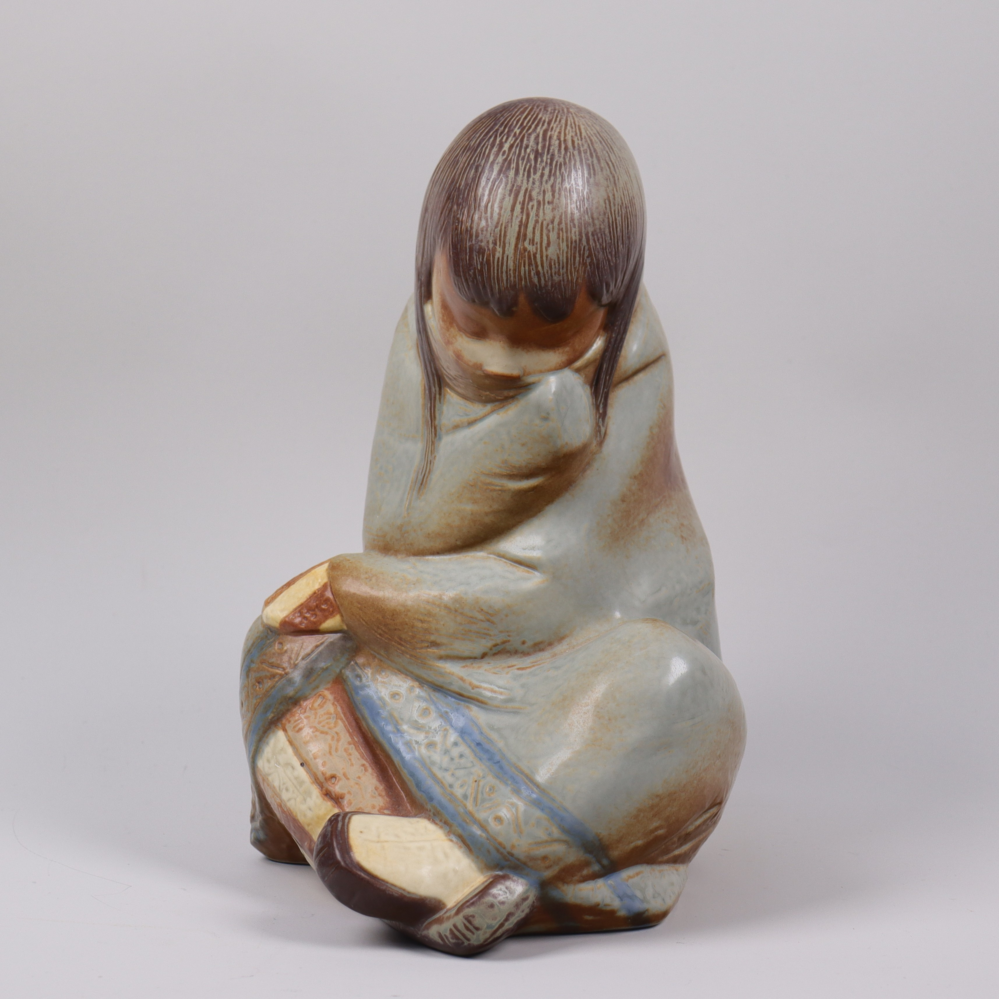 JUAN HUERTA. figurin i stengods, sittande eskimåflicka, Spanien.