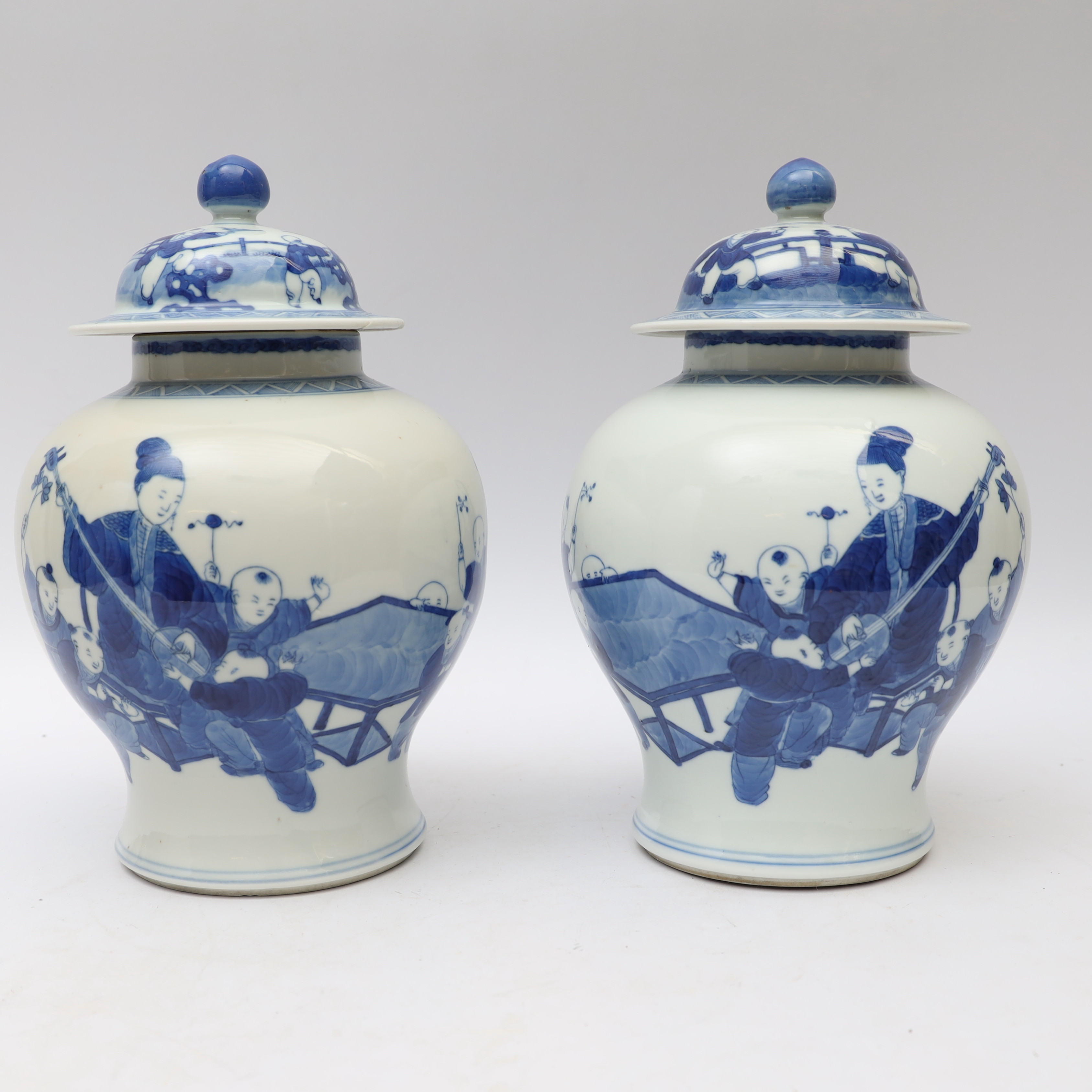 URNOR ETT PAR, kina 1800-1900-tal, med handmålad figurcen.