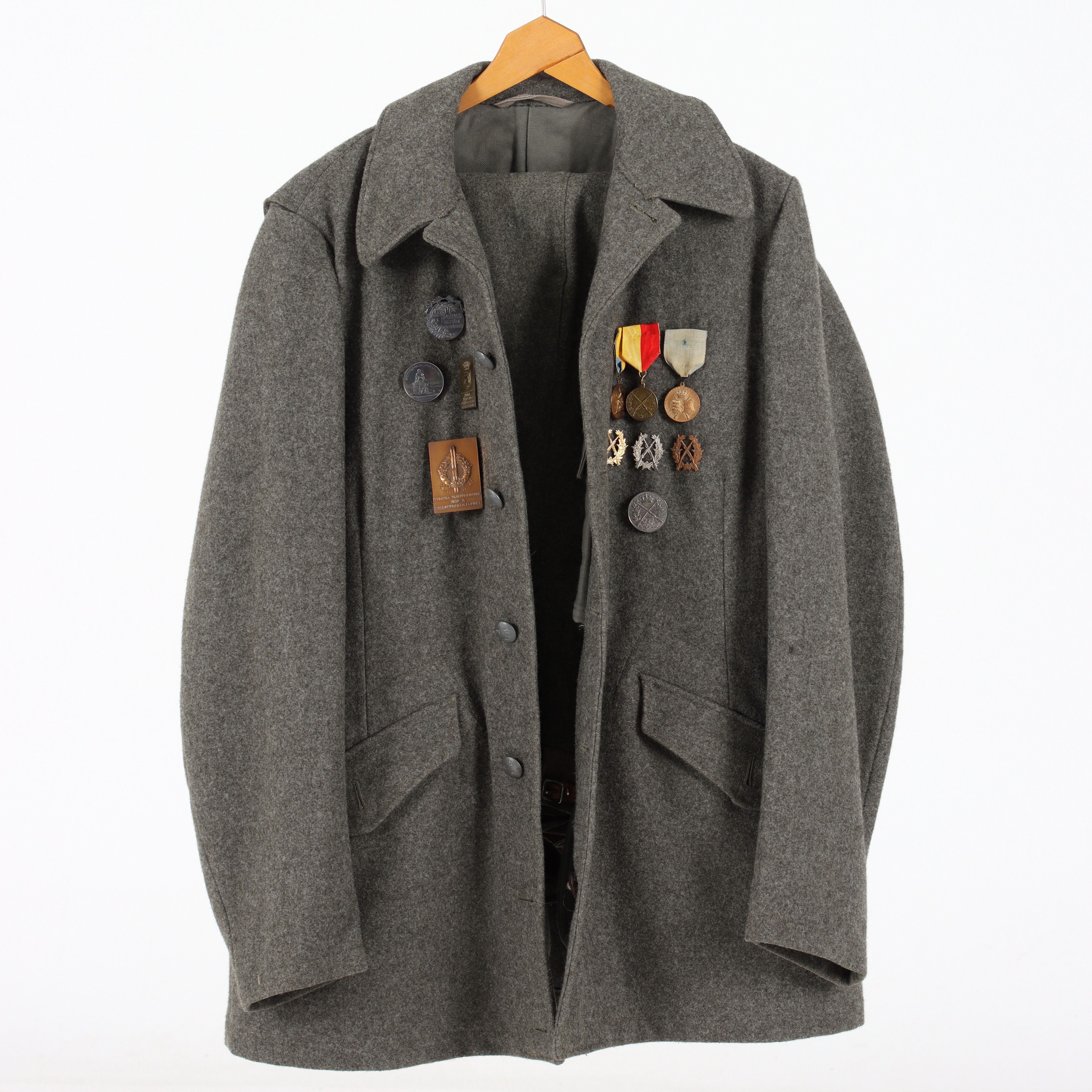 VAPENROCK med BYXOR, m/39m, vadmal med div medaljer. 1950-tal.