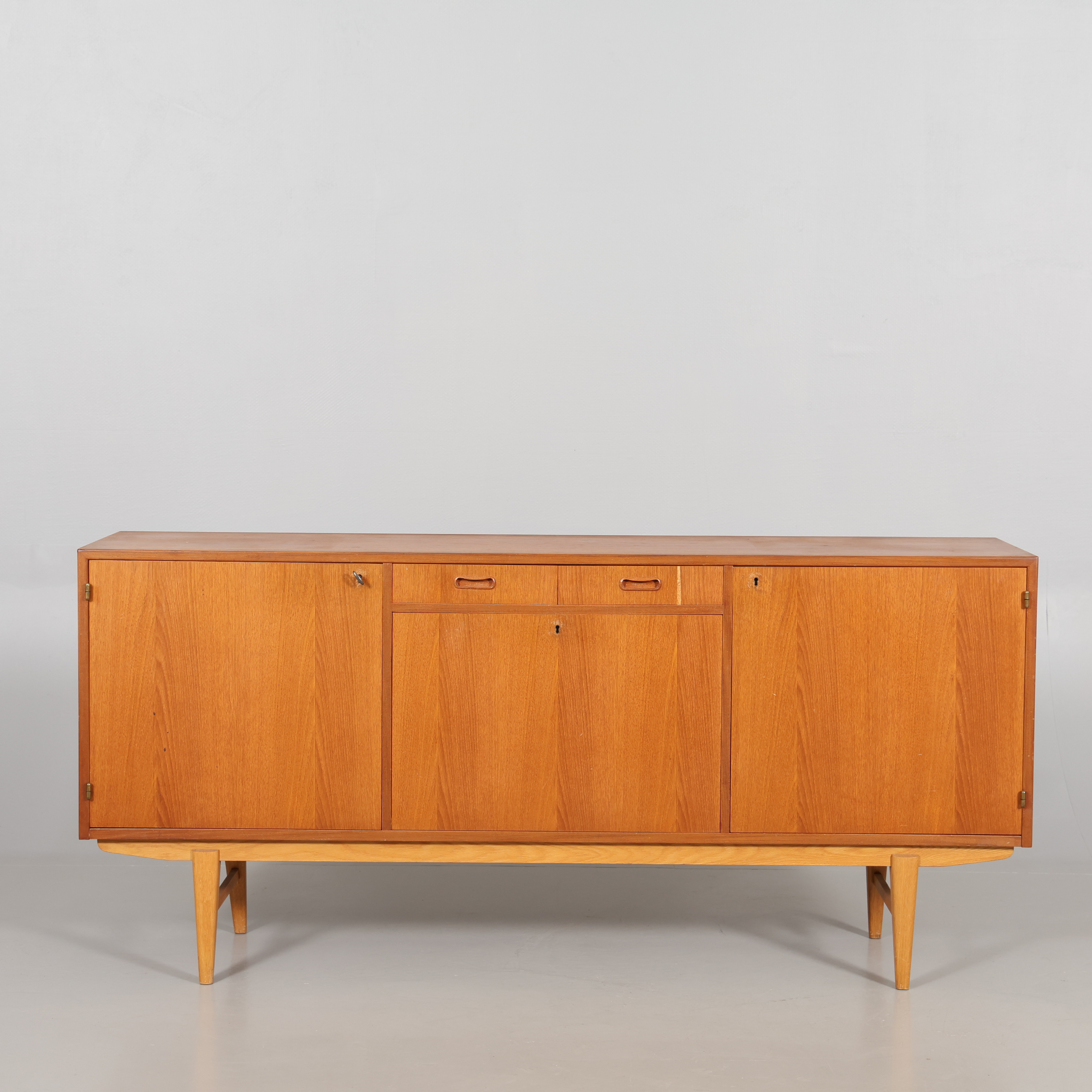SIDEBOARD teak 1900-talets mitt.