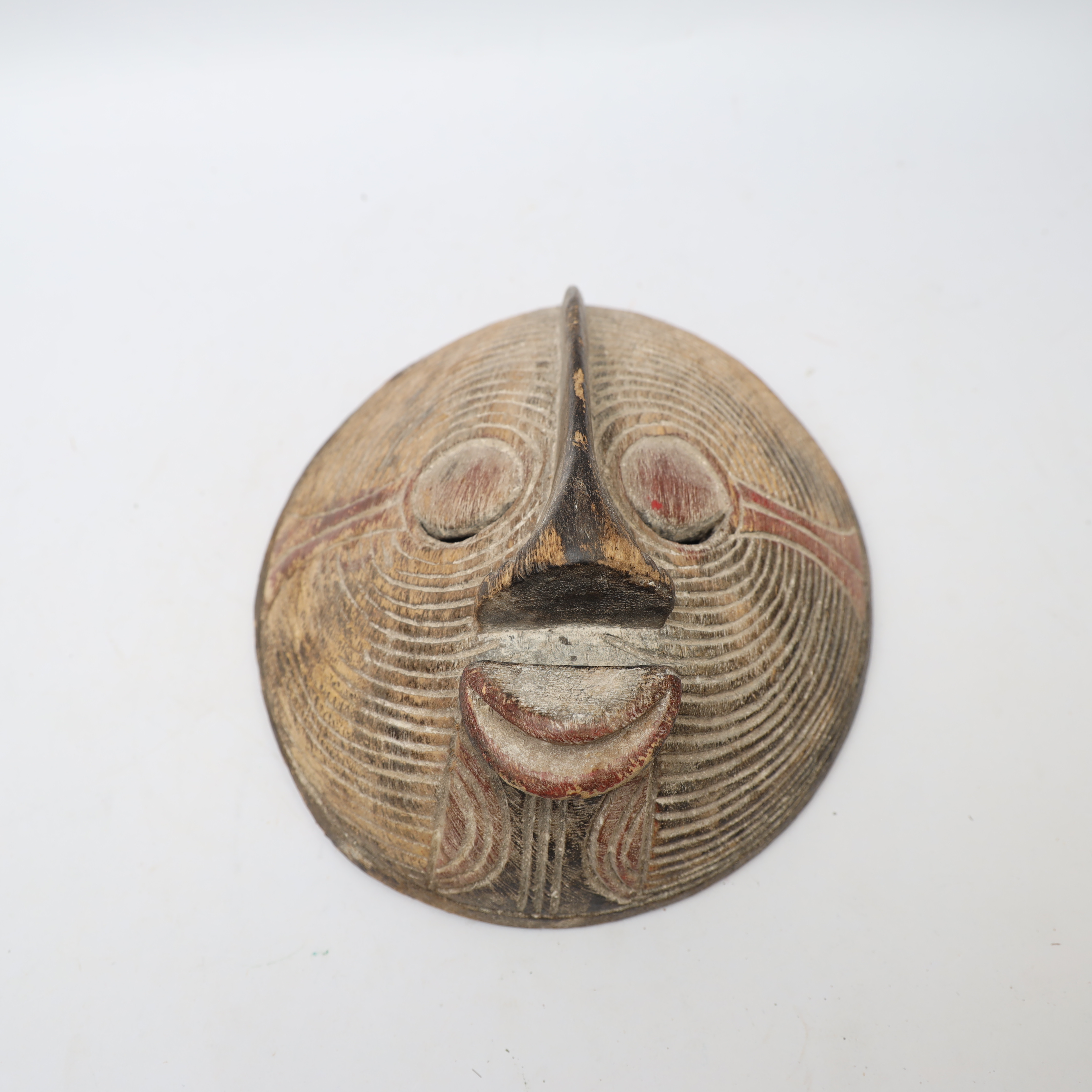 MASK, troligen Afrika, skulpterat och bemålat trä.