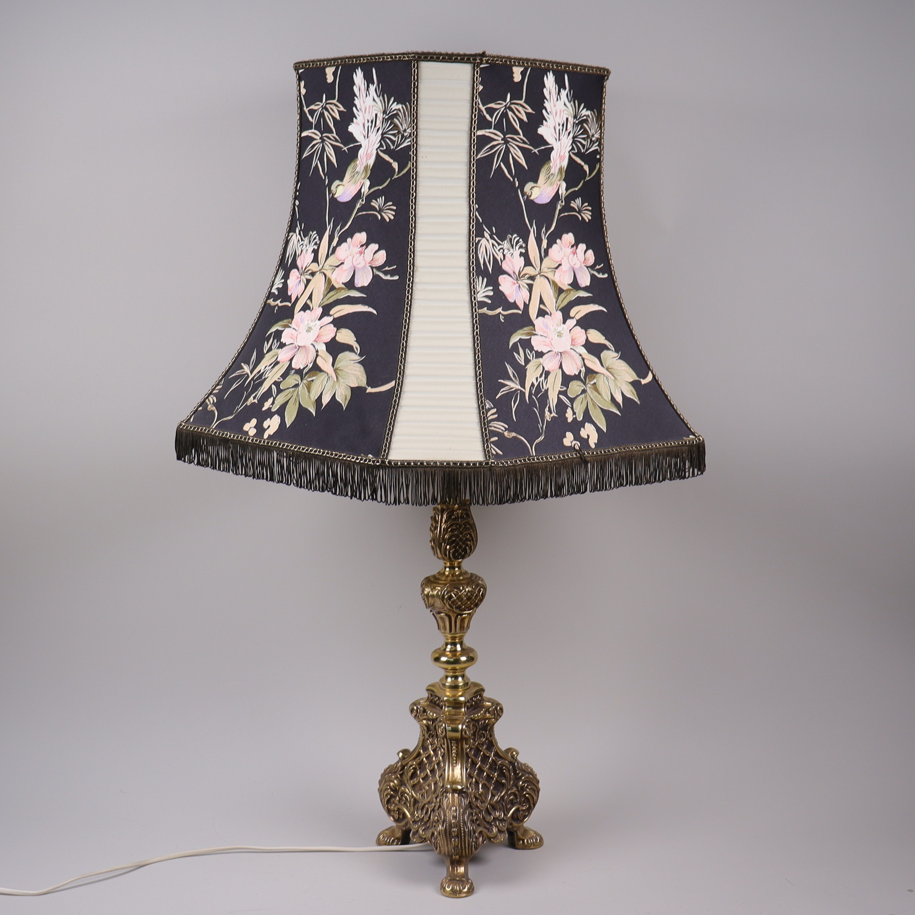BORDSLAMPA, textilskärm med metallfot i barock stil.