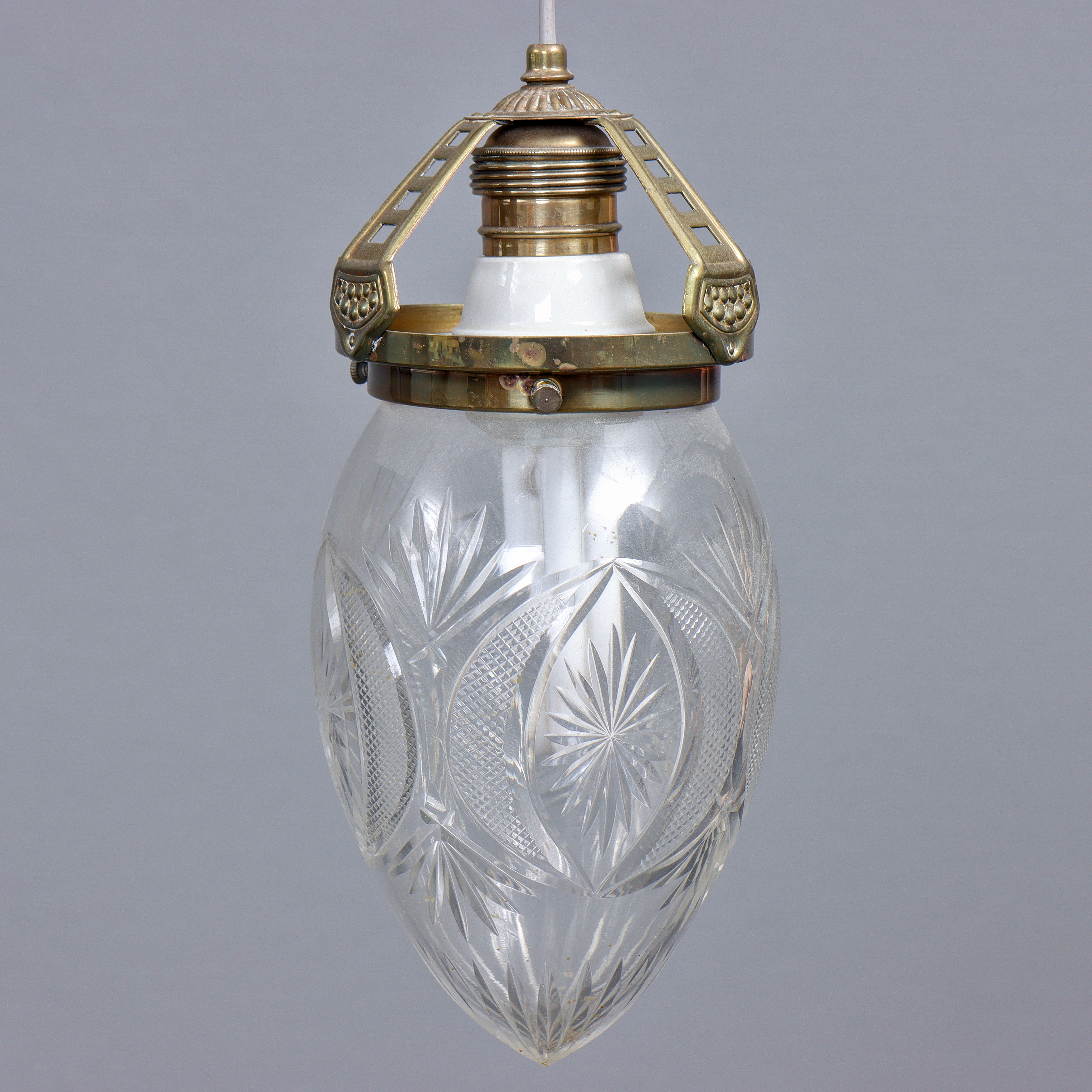 TAKLAMPA, GLAS OCH MÄSSING, 1900-TALETS FÖRSTA HÄLFT.