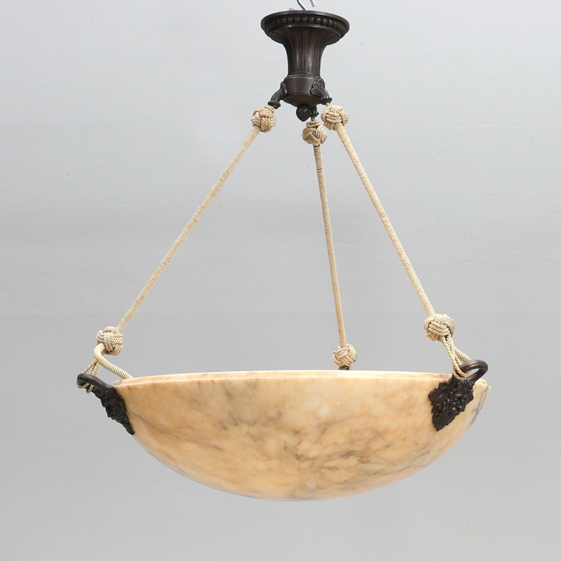 TAKLAMPA, Jugend, alabaster, 1900-talets första del.