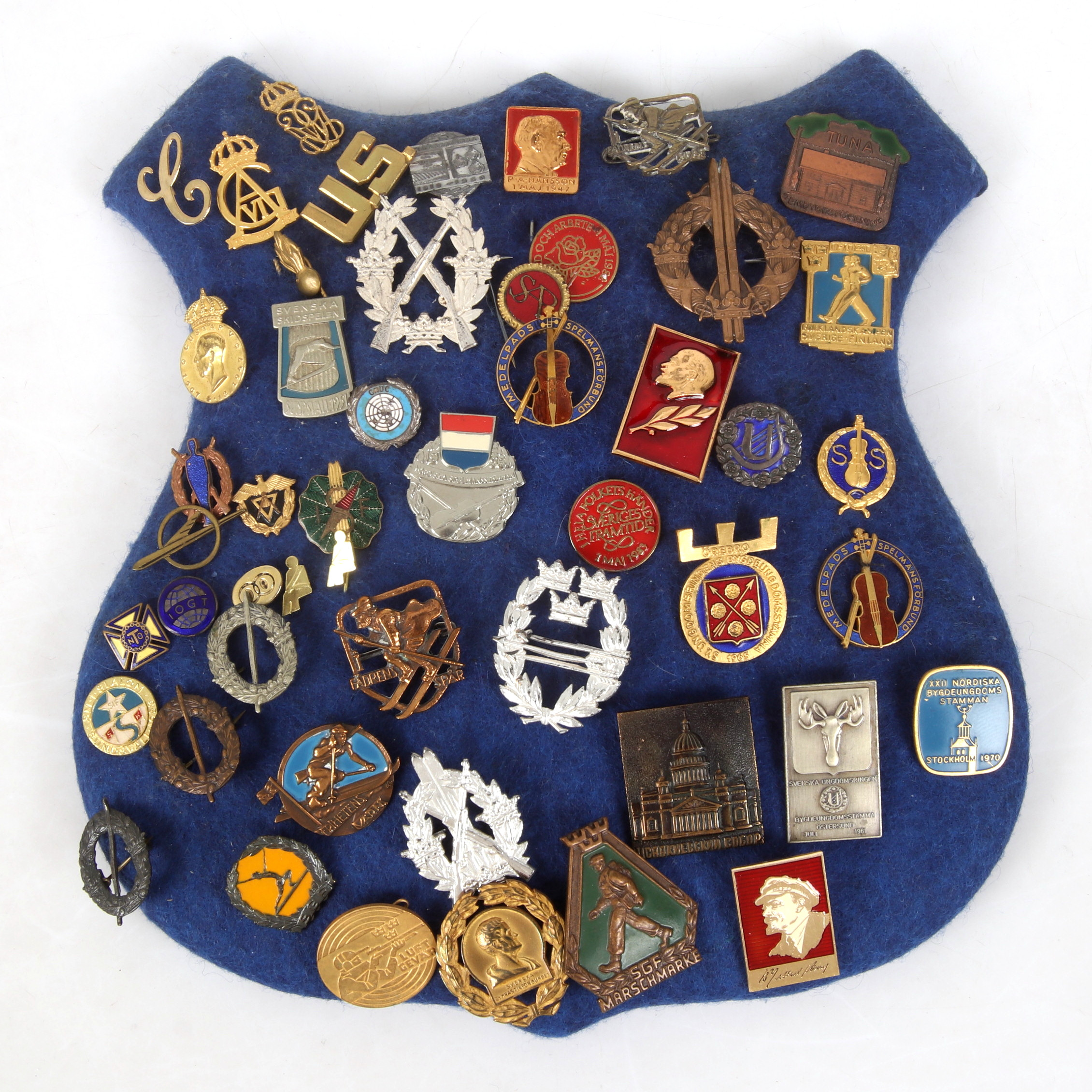 PINS OCH MÄRKEN, delvis emaljerade, idrott, politiska, spelmän,skytte, mm. 1900-tal.