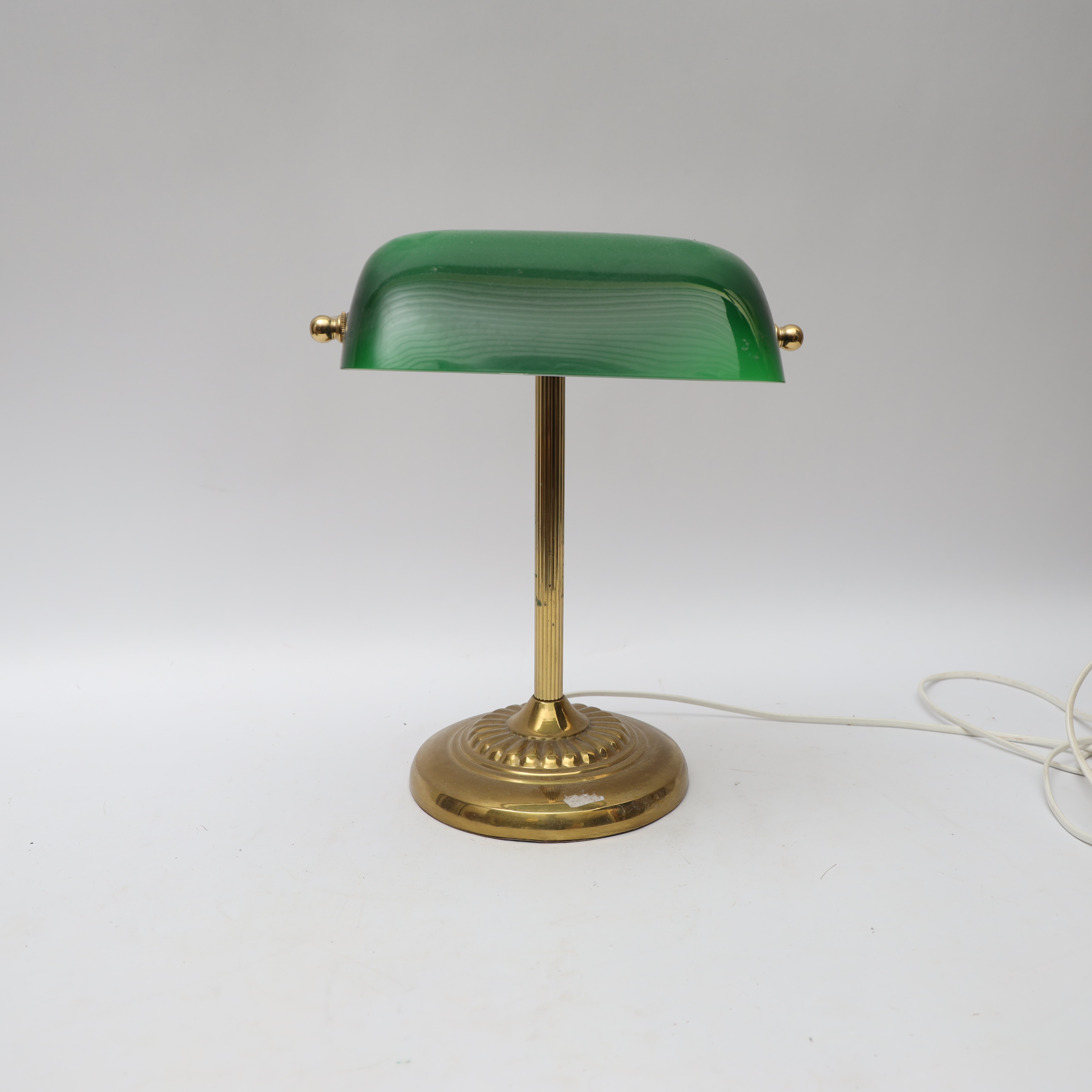 BORDSLAMPA, Ikea, förgylld metall och skräm i gröntonat glas. En ljuspunkt.