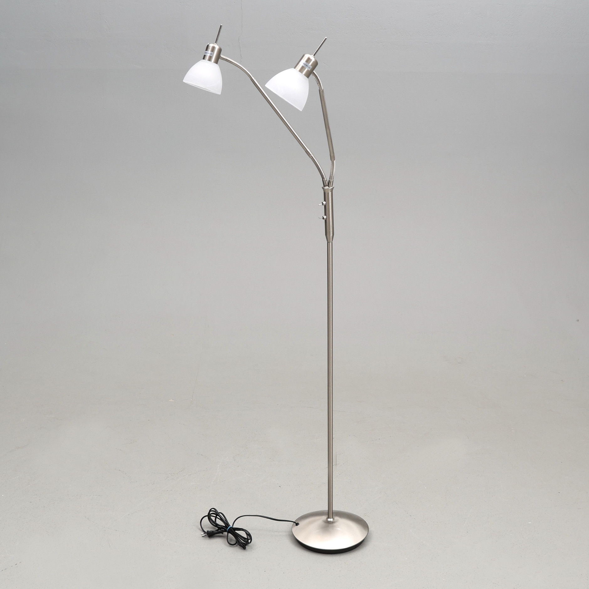 Golvlampa, borstad metall, Lindby, 2010/2020-talet.