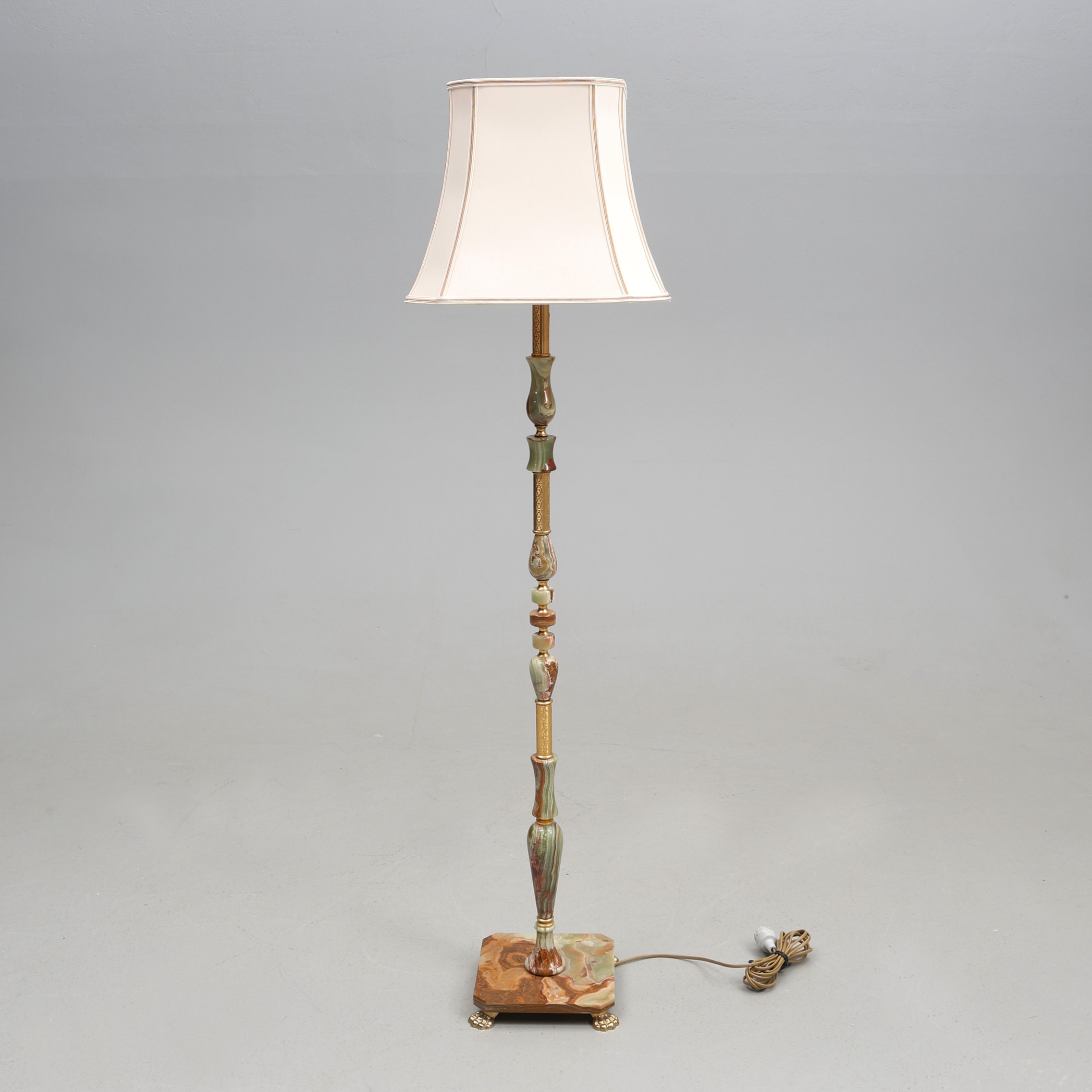 GOLVLAMPA, i marmor och mässing, Sandströms Stenförädling 1900-tal.