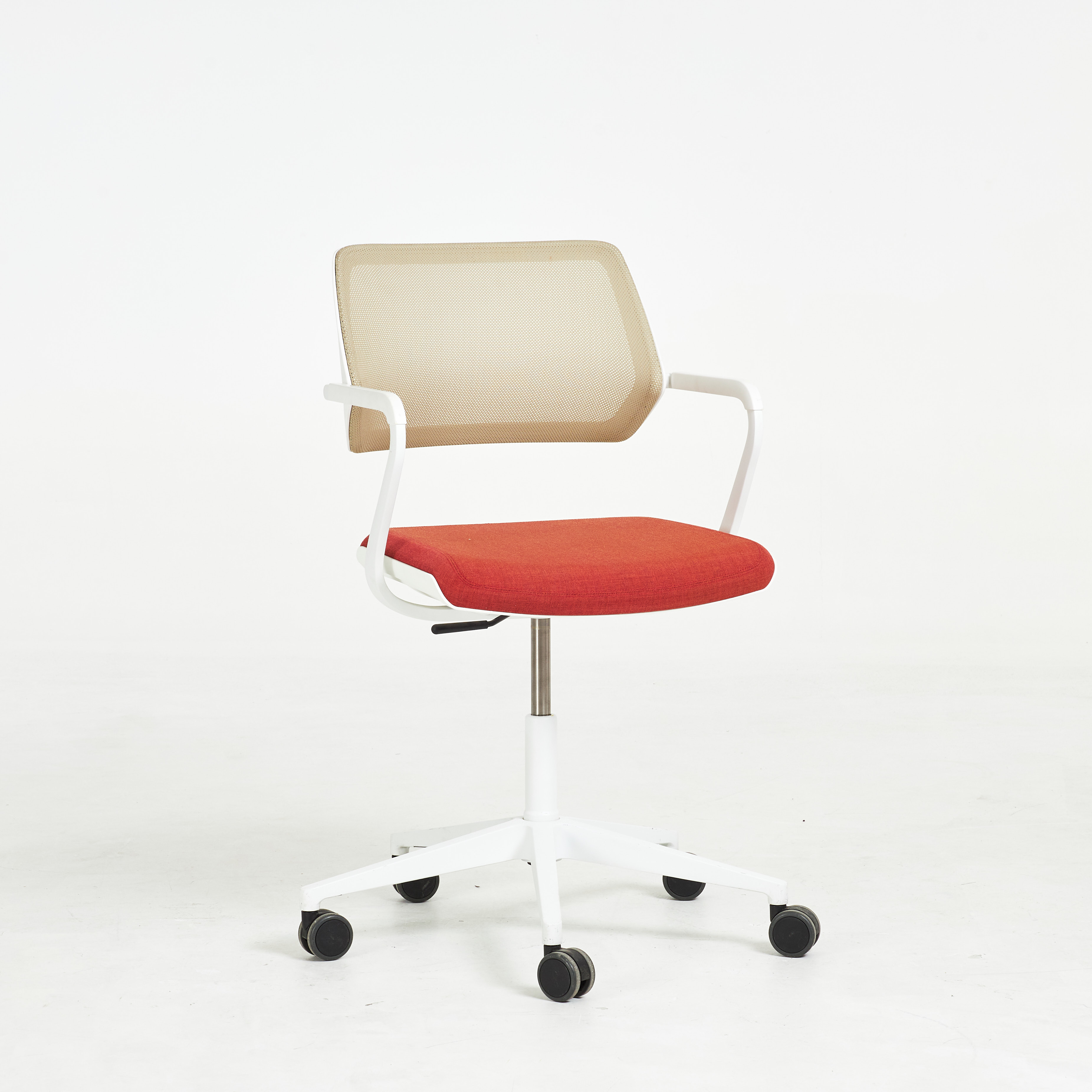 KONTORSSTOL, centralfot i vitlackerad metall, plast, sits i röd textil, märkt, Humanscale, samtida tillverkning.