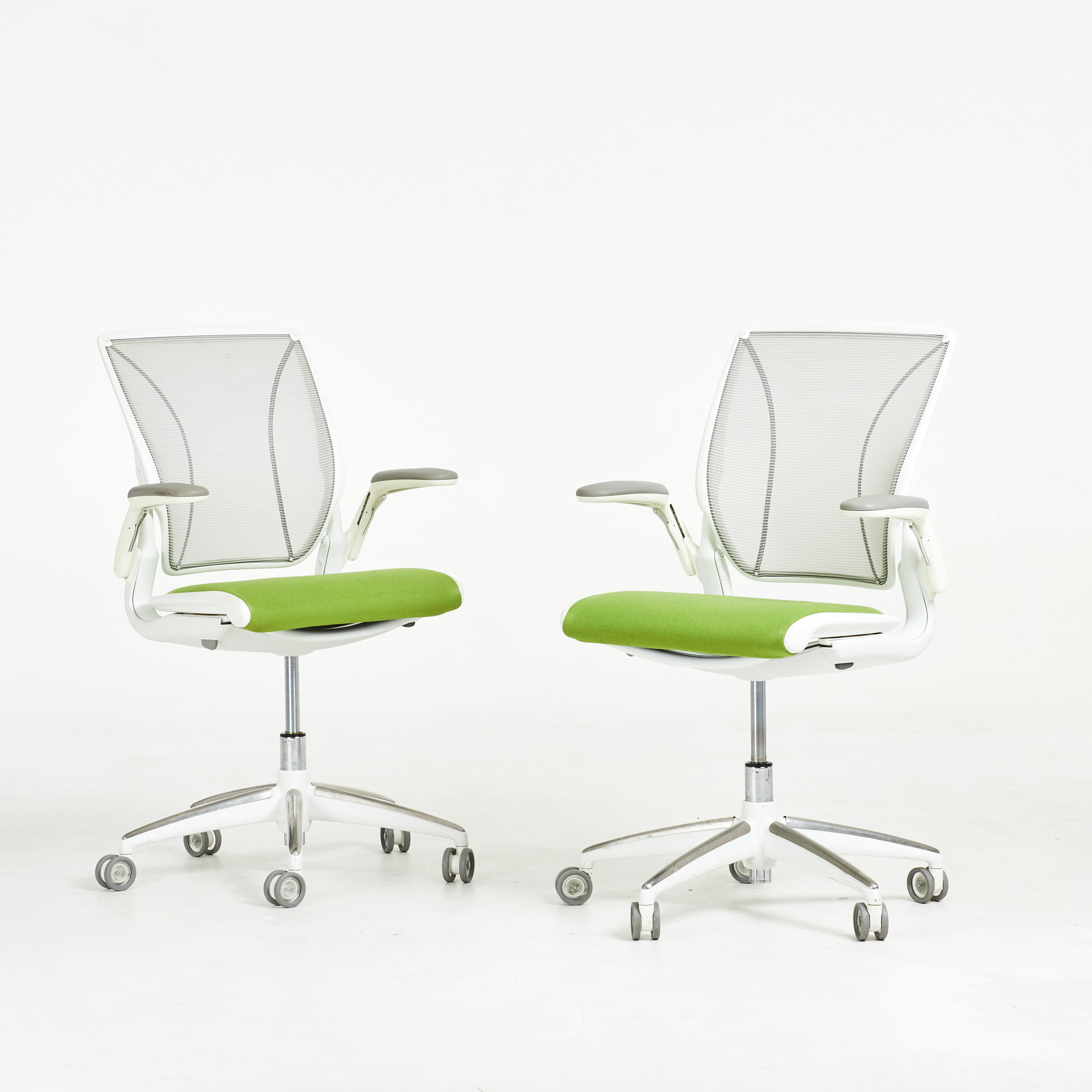 KONTORSSTOLAR, 1 par, centralfot i metall, plast, sits i grön textil, märkt, Humanscale, samtida tillverkning.