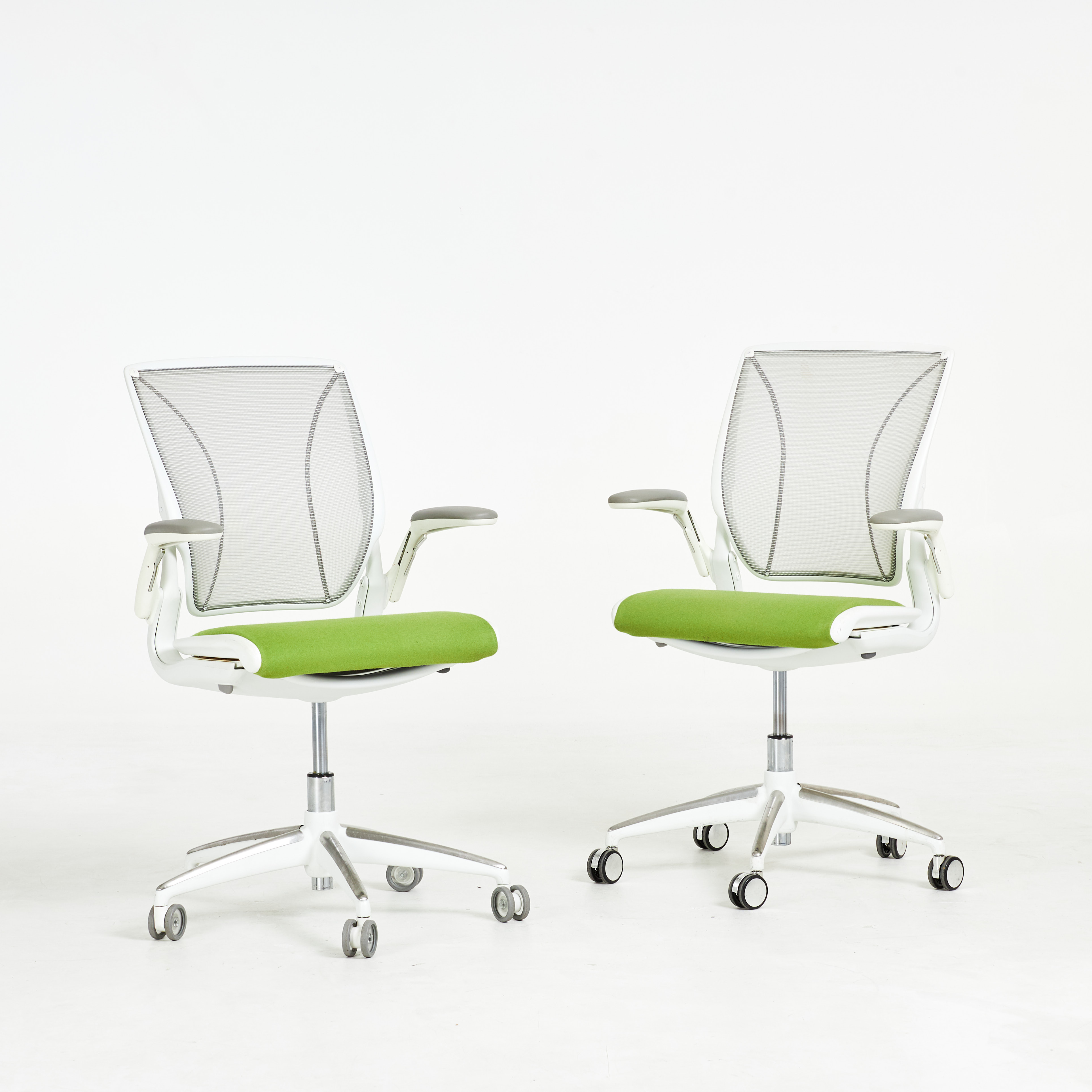 KONTORSSTOLAR, 1 par, centralfot i metall, plast, sits i grön textil, märkt, Humanscale, samtida tillverkning.
