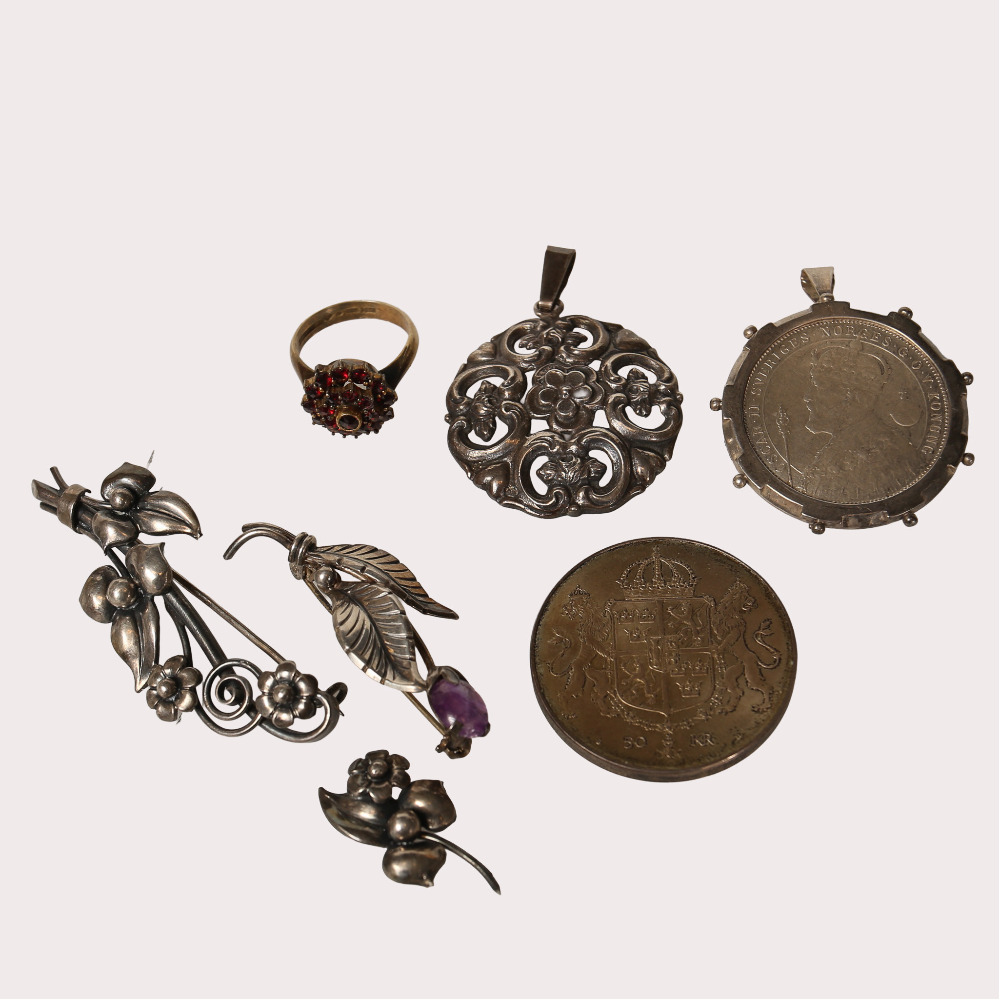 SILVERSMYCKEN och MYNT, silver, 830, 835, 925/1000. Totalvikt 71,7 gram.